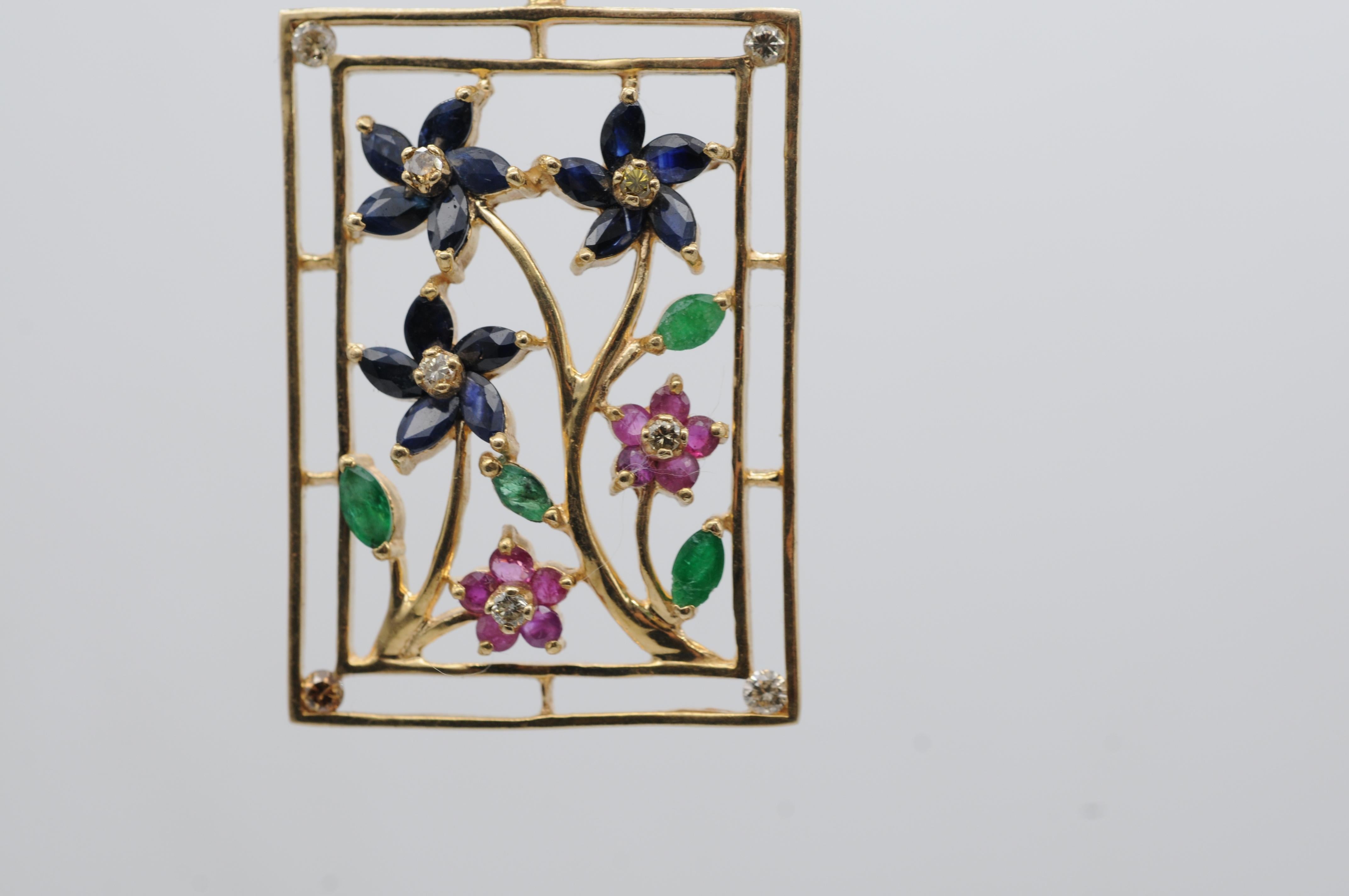Realizzato in ricco oro giallo 14k, questo splendido ciondolo rettangolare è un vero capolavoro, progettato per assomigliare a un dipinto in miniatura. Un'armoniosa disposizione di gemme - smeraldi, zaffiri, rubini e diamanti, oltre a rari diamanti