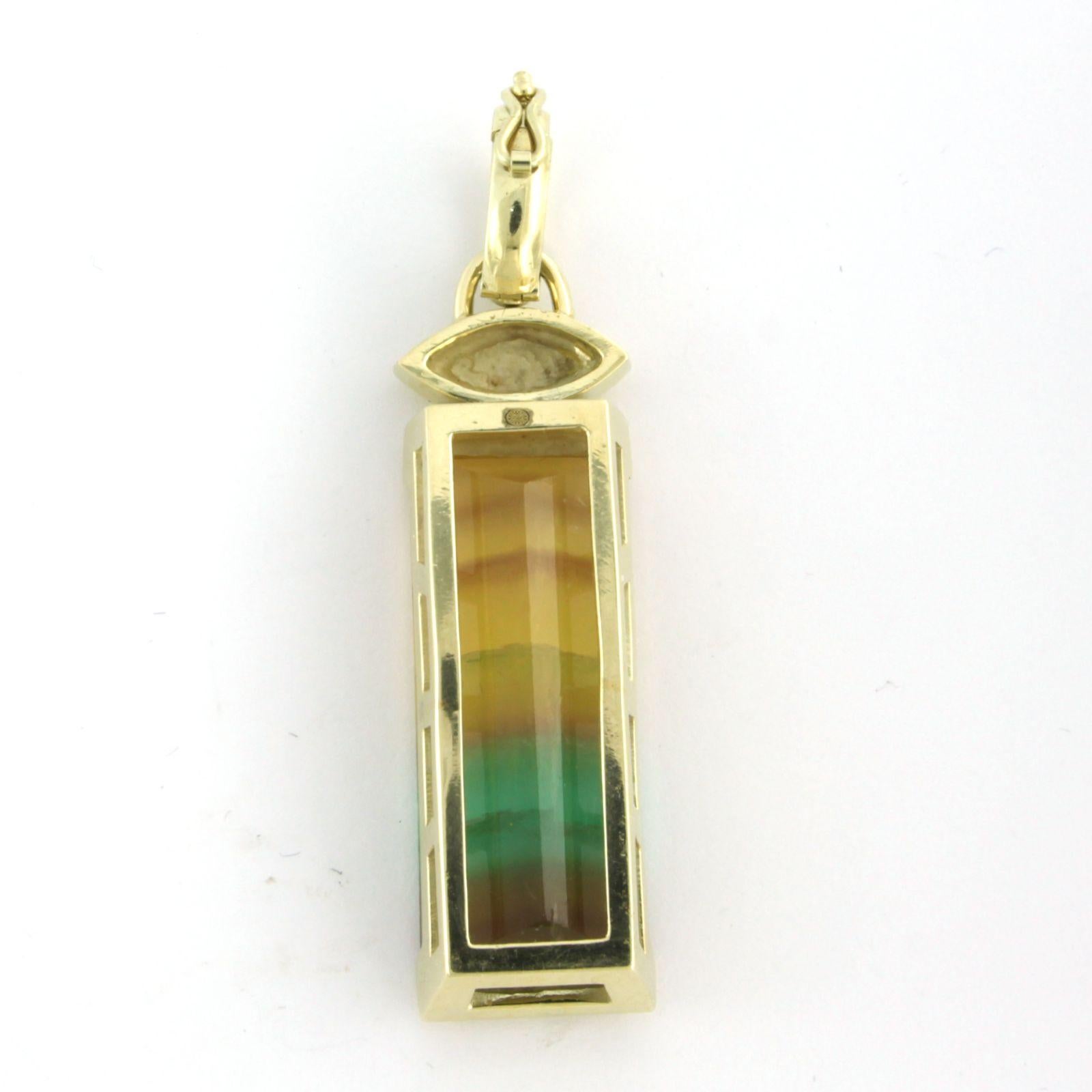 14k yellow gold pendant set with Fluorite total approximately 20.00ct and brilliant cut diamond up to. 0.12ct – F/G – VS/SI 

Detailed description

the size of the pendant is 5.3 cm long by 1.3 cm wide

total weight: 14.1 grams

set with:

- 1 x 2.8