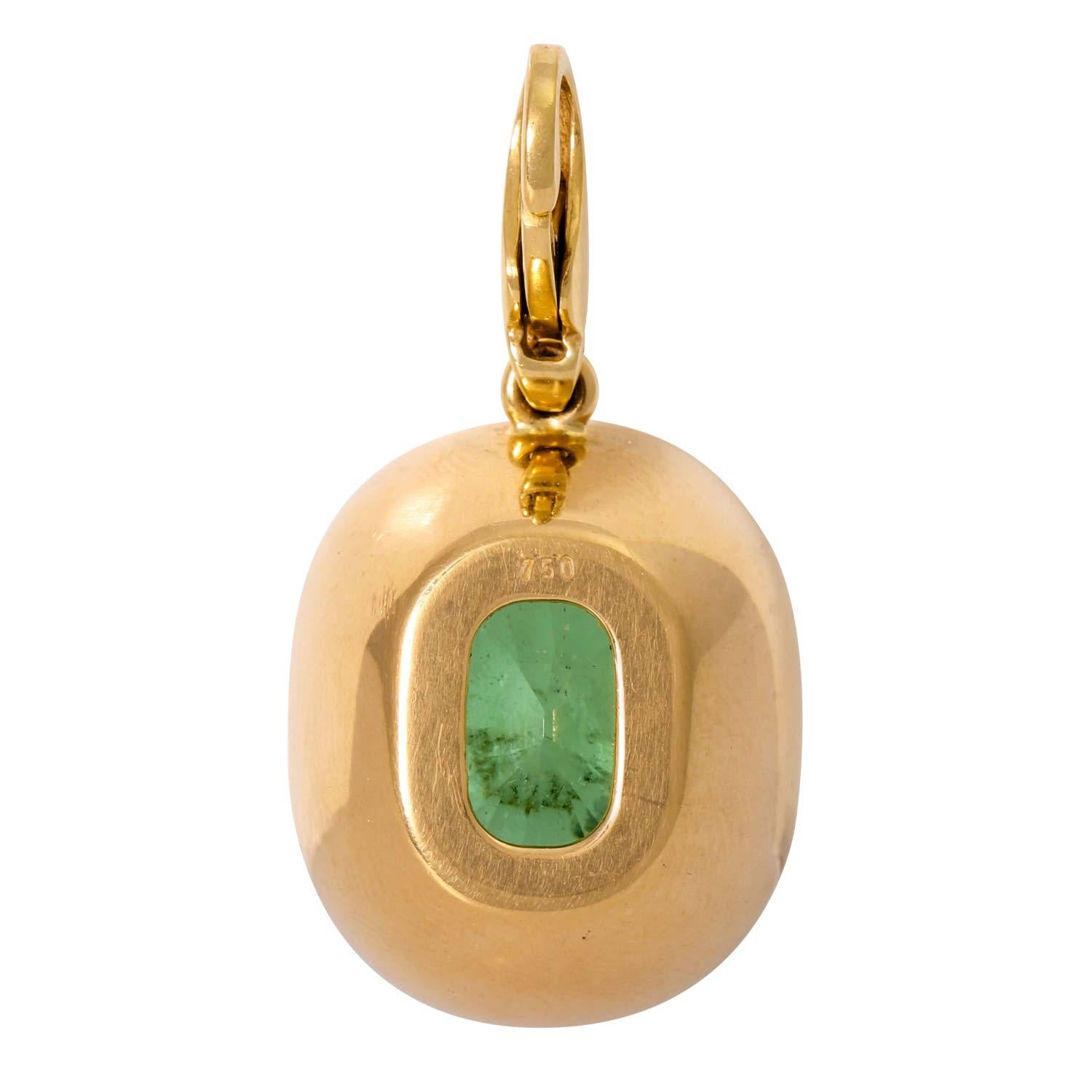 GG 18K, Karabinerschließe als Öse, 13,3 g, L: 35 mm, 21. Jahrhundert, leichte Gebrauchsspuren, solide Verarbeitung.

 Anhänger mit grünem Paraiba-Turmalin ca. 23ct, YG 18K, Karabinerverschluss als Öse, 13,3g, L: 35mm, 21. Jahrhundert, leichte