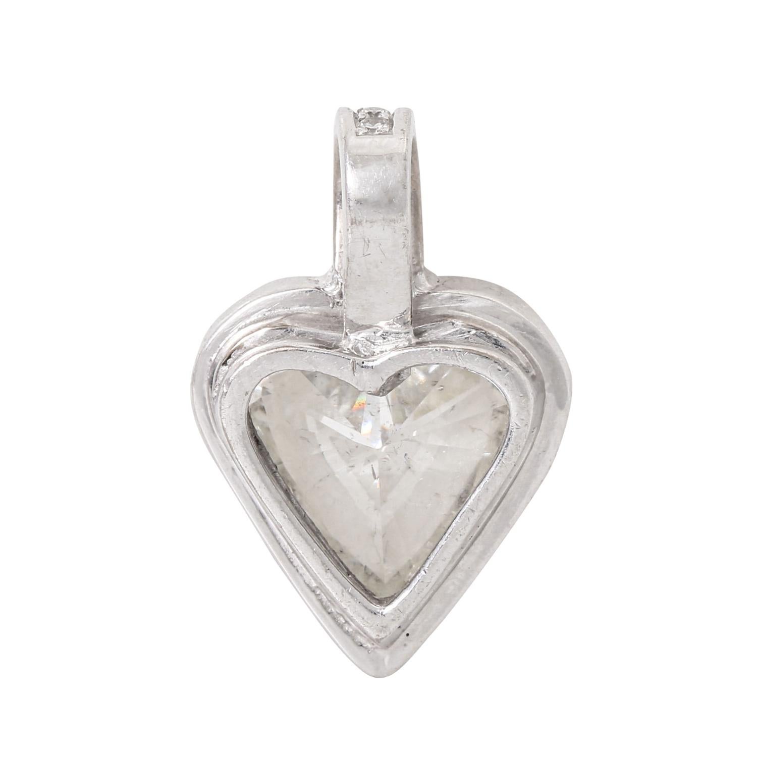 approx. 3.0 cts. LG-Weiss I/Si and other diamonds in the brilliant and eight-cant cutting also approx. 0.30 ct. FW/VSI. WG 5.9G, LXB 24 x 15mm, 21st century, slight traces of carrying, manual work.

 Pendant with Heart-Shaped Cut Diamond approx. 3.0
