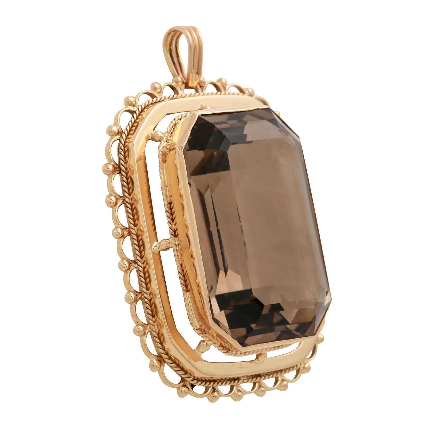 Anhänger mit großem Rauchquarz ca. 34x23 mm, GG 14K, L: ca. 5,5 cm, 1950er Jahre, leichte Gebrauchsspuren.

Anhänger mit großem Rauchquarz ca. 34x23 mm, 14K YG, L: ca. 5,5 cm, 1950er Jahre, leichte Gebrauchsspuren.