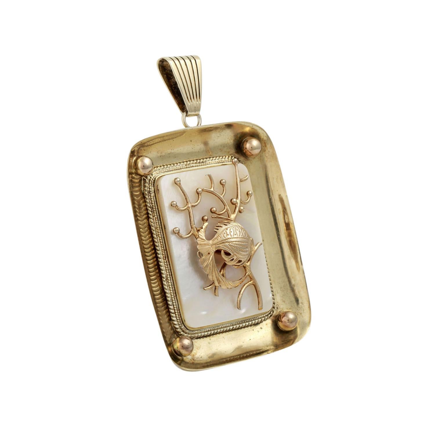 Pendant with mother-of-pearl plate and fish motif, gold-plated silver, L: approx. 7.7 cm, mid-20th century, slight signs of wear.



Pendant with mother-of-pearl table and fish theme , silver gilded, L: approx. 7.7 cm, mid-20th century, slight signs