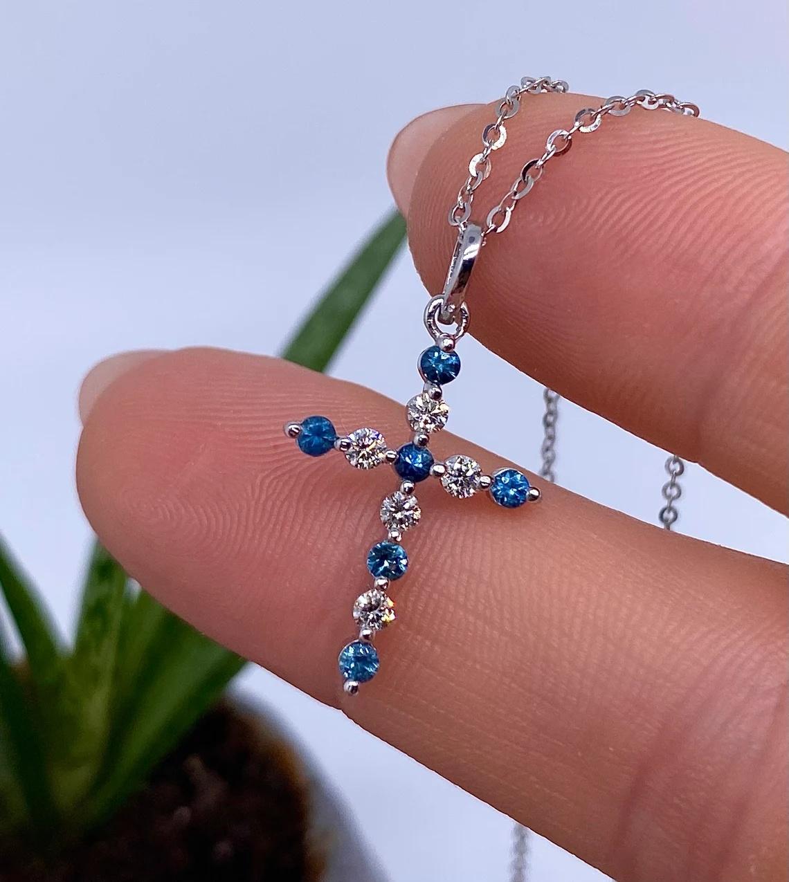 Art Deco Pendant with Natural Blue Sapphire and Diamonds, 14 Karat White Gold, 585 For Sale