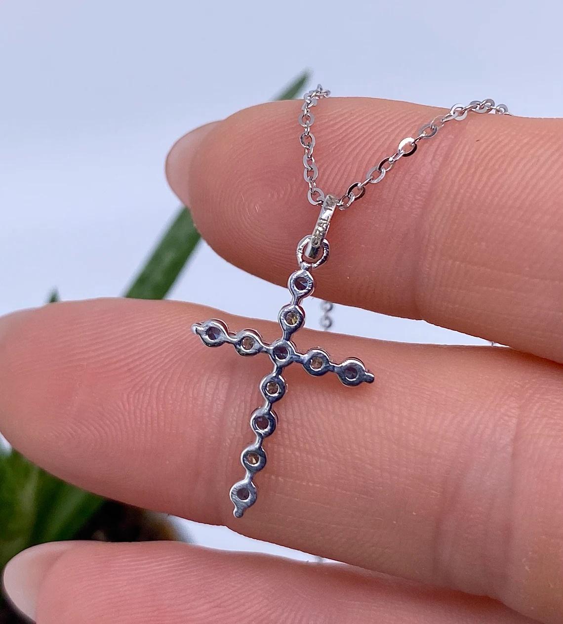Brilliant Cut Pendant with Natural Blue Sapphire and Diamonds, 14 Karat White Gold, 585 For Sale