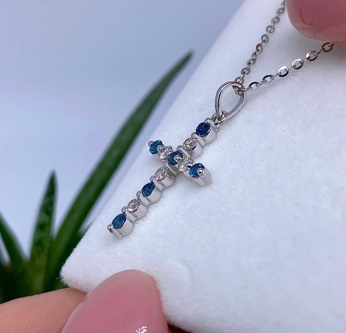 Women's or Men's Pendant with Natural Blue Sapphire and Diamonds, 14 Karat White Gold, 585 For Sale