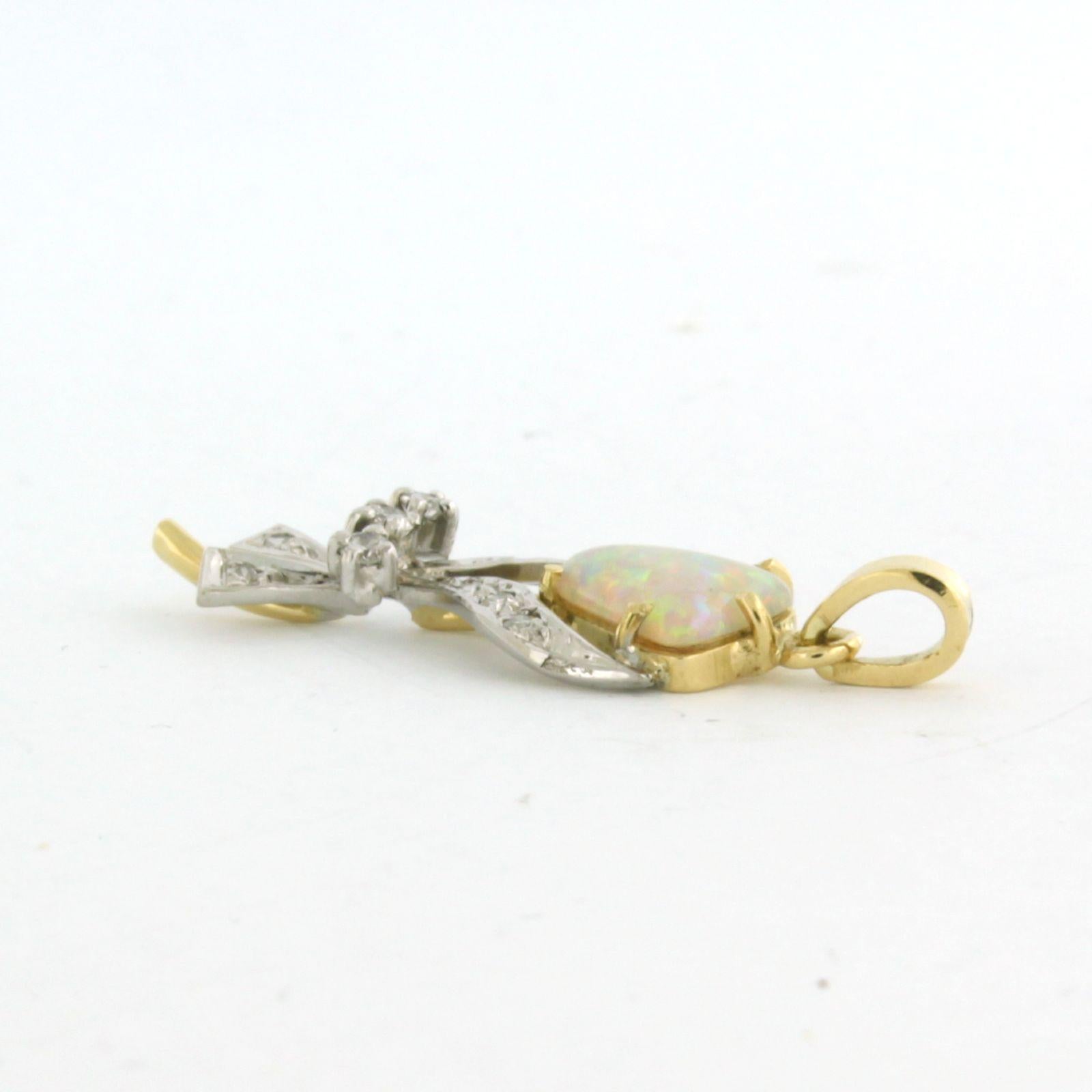 Pendentif en or bicolore 14k serti d'opale, de diamants taille brillant et taille unique jusqu'à 0,15 ct - F/G - VS/SI

Description détaillée

Le pendentif mesure 3,4 cm de long et 1,1 cm de large.

Poids total : 2,7 grammes

Set avec :

- 1 x 8,0
