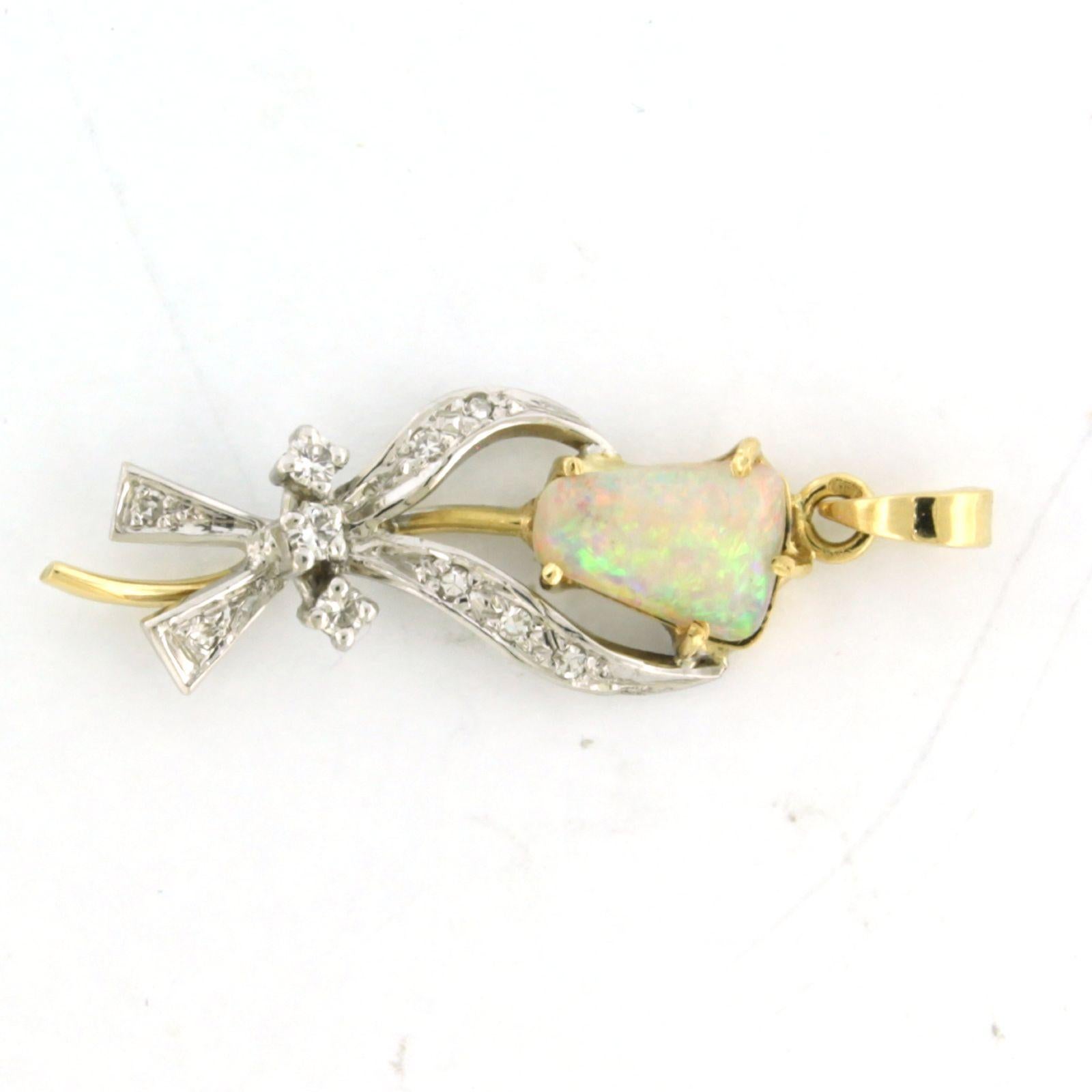 Moderne Pendentif avec opale et diamants jusqu'à 0,15ct or 14k 2,7 grammes en vente