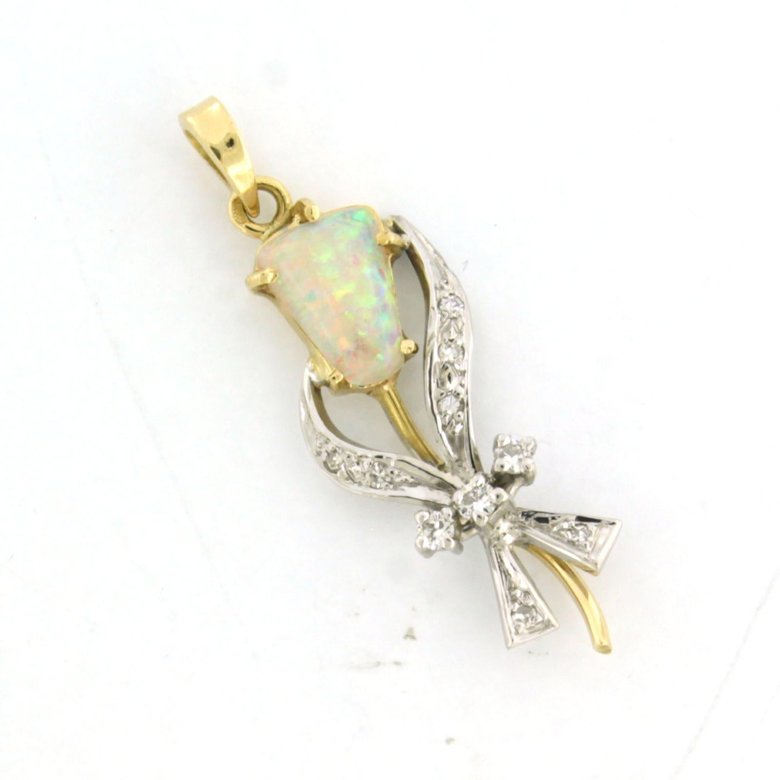 Pendentif avec opale et diamants jusqu'à 0,15ct or 14k 2,7 grammes Pour femmes en vente