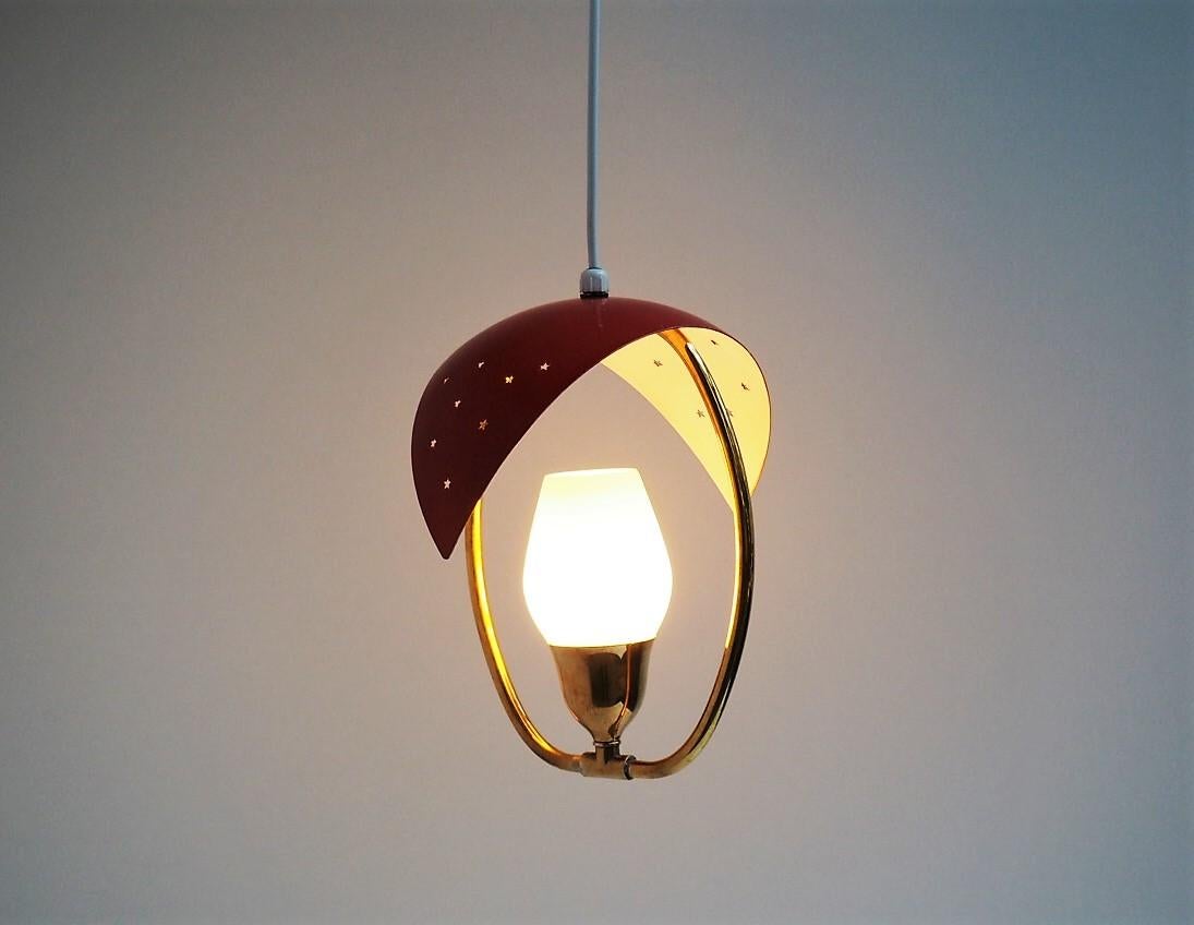 Charming little pendant with red metal shade and an opaline glass shade to cover for the bulb. It´s manufactured by Fog Morup in the 1950´s and I have seen the model referred to the name 