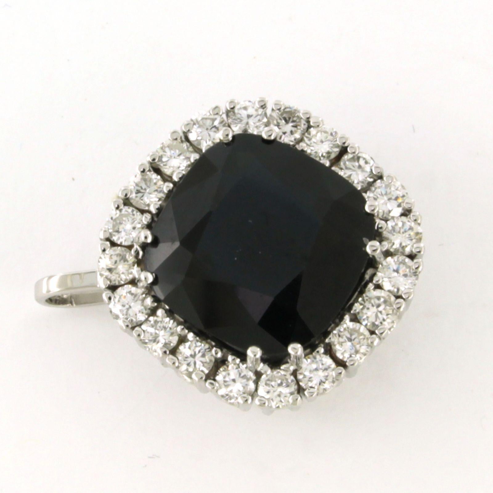 14k white gold pendant set with sapphire totaling approximately 9.00ct and brilliant cut diamond 1.60ct - F/G - VS/SI 

Detailed description

Dimensions of the pendant are 2.7 cm high by 2.2 cm wide

total weight: 8.9 grams

occupied with:

- 1 x