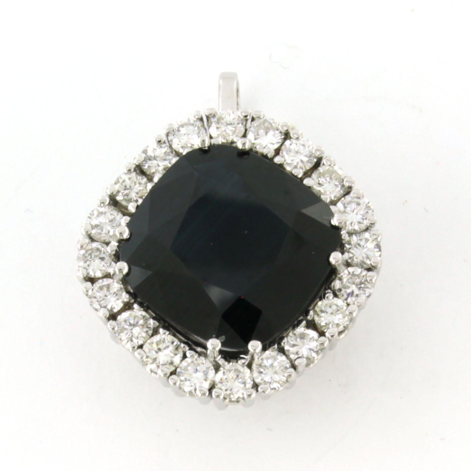 Pendentif en or blanc 14k serti d'un saphir totalisant environ 9,00ct et d'un diamant taille brillant 1,60ct - F/G - VS/SI 

Description détaillée

Les dimensions du pendentif sont de 2,7 cm de haut et 2,2 cm de large.

poids total : 8,9