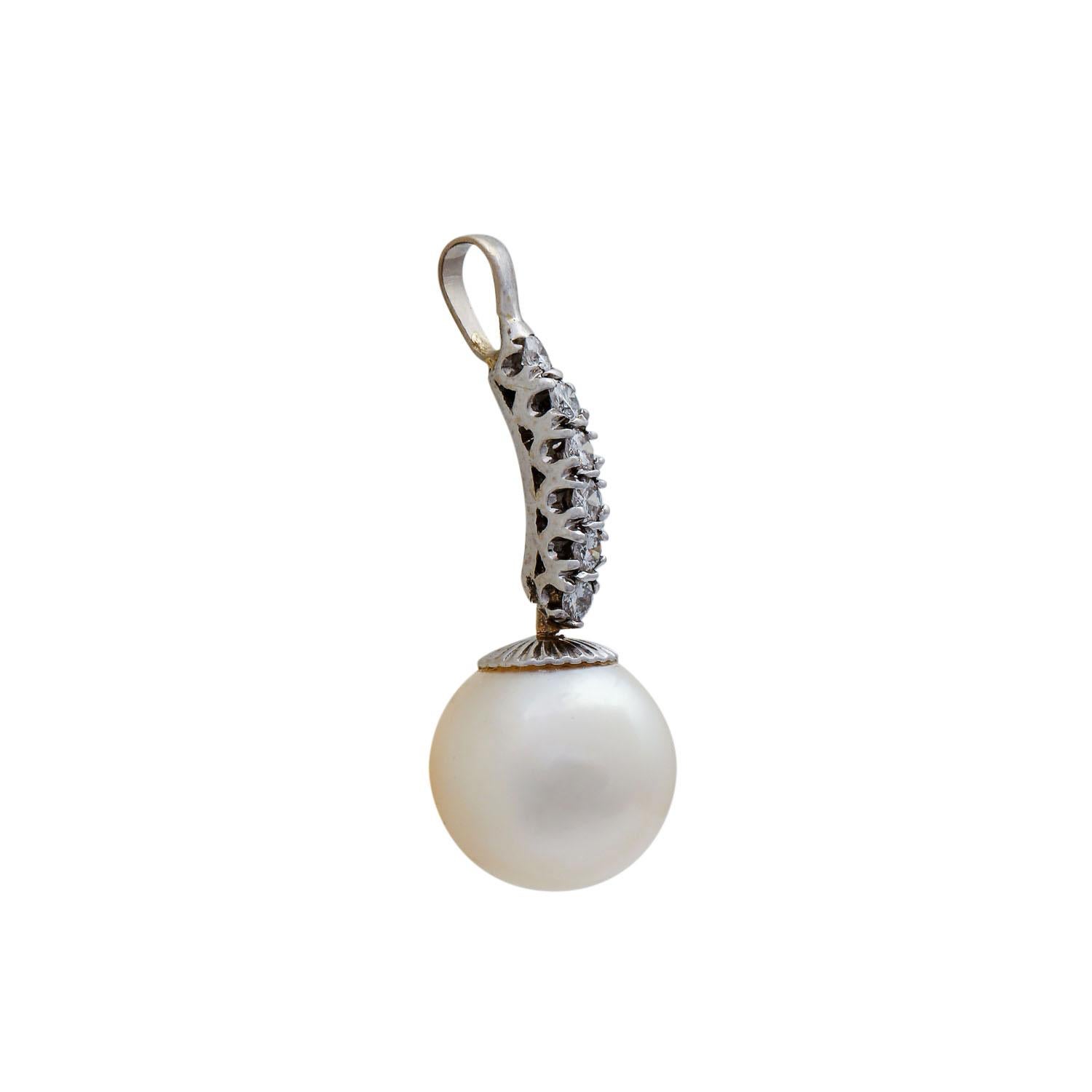 0.3 ct in total, approx. LGW (I)/P1, cultured pearl approx. 12.4 mm, WG 14K, 3.9 g, L: approx. 3 cm, 20th/21st Century, slight signs of wear.

 Pendant with South Sea cultured pearl approx. 12.4 mm and brilliant-cut diamonds totaling approx. 0.3 ct,
