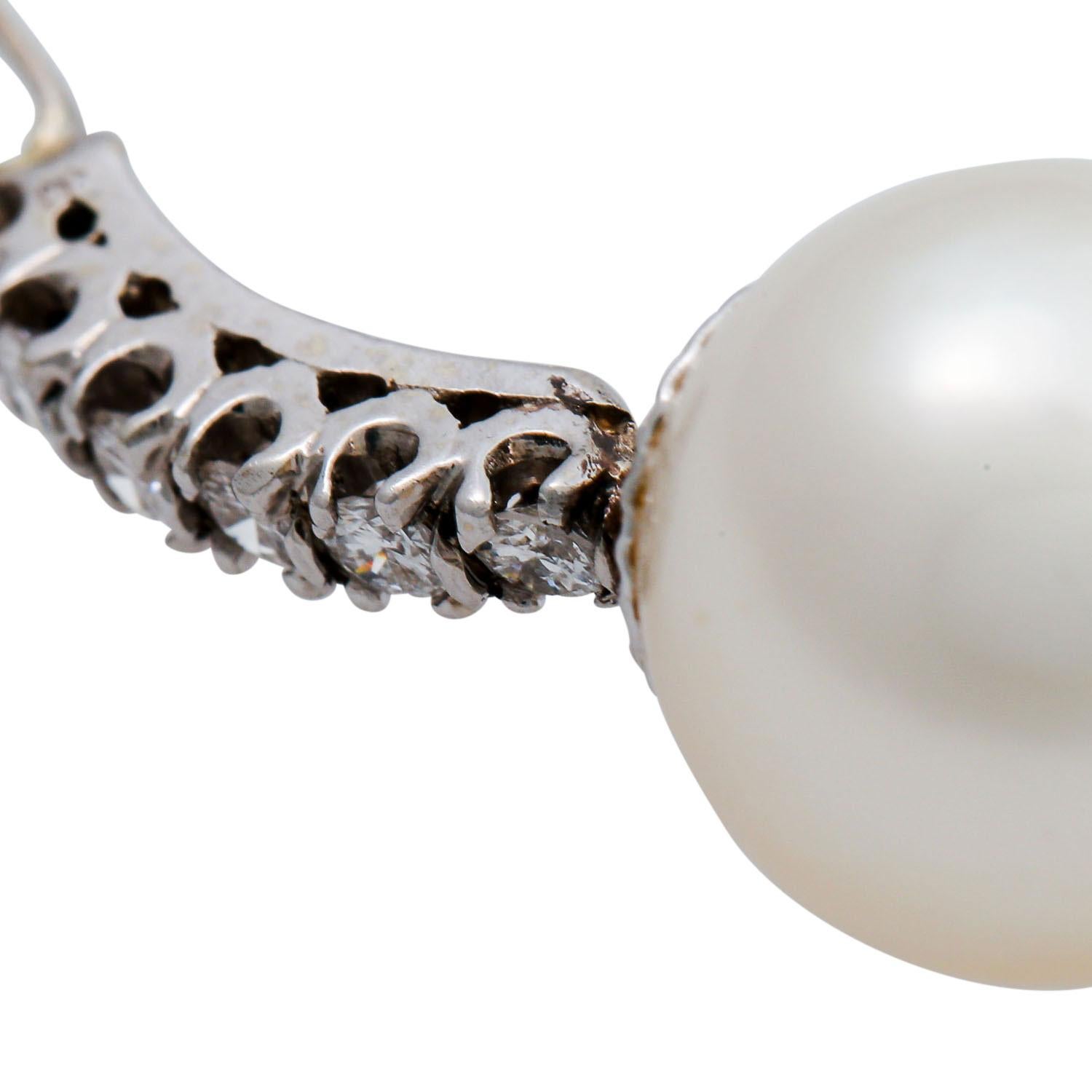 Pendant with South Sea Pearl and Diamonds In Good Condition For Sale In Stuttgart, BW