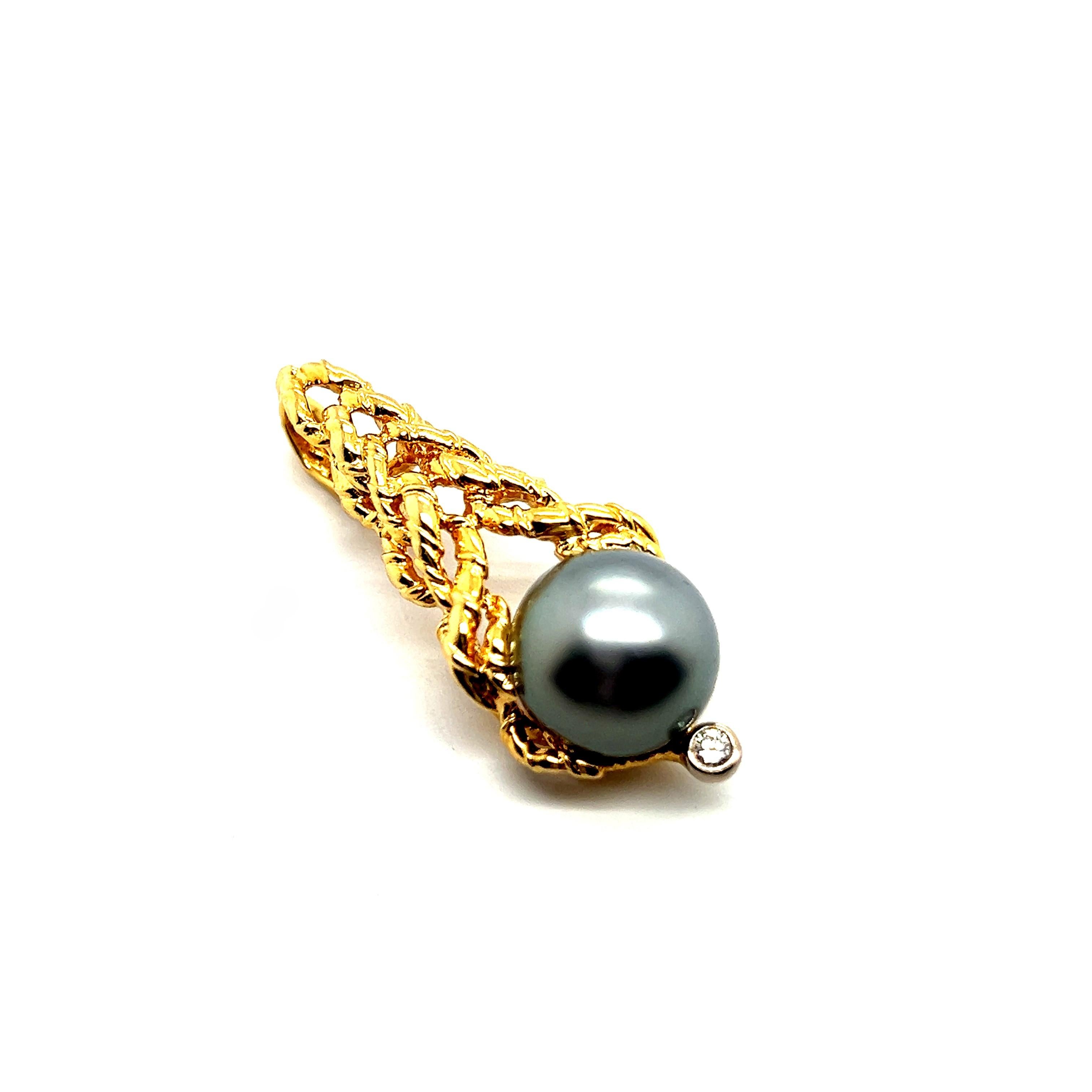 Artiste Pendentif Gilbert Albert en or jaune 18 carats avec perles de Tahiti et diamants en vente