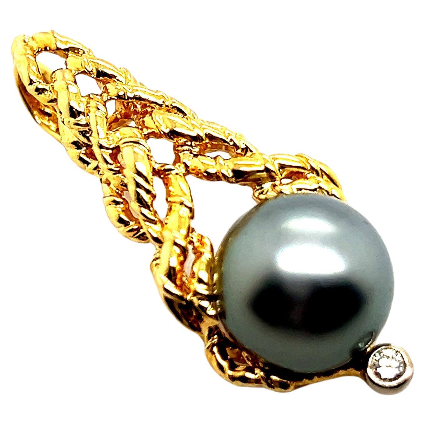 Anhänger mit Tahiti-Perlen und Diamanten aus 18 Karat Gelbgold von Gilbert Albert