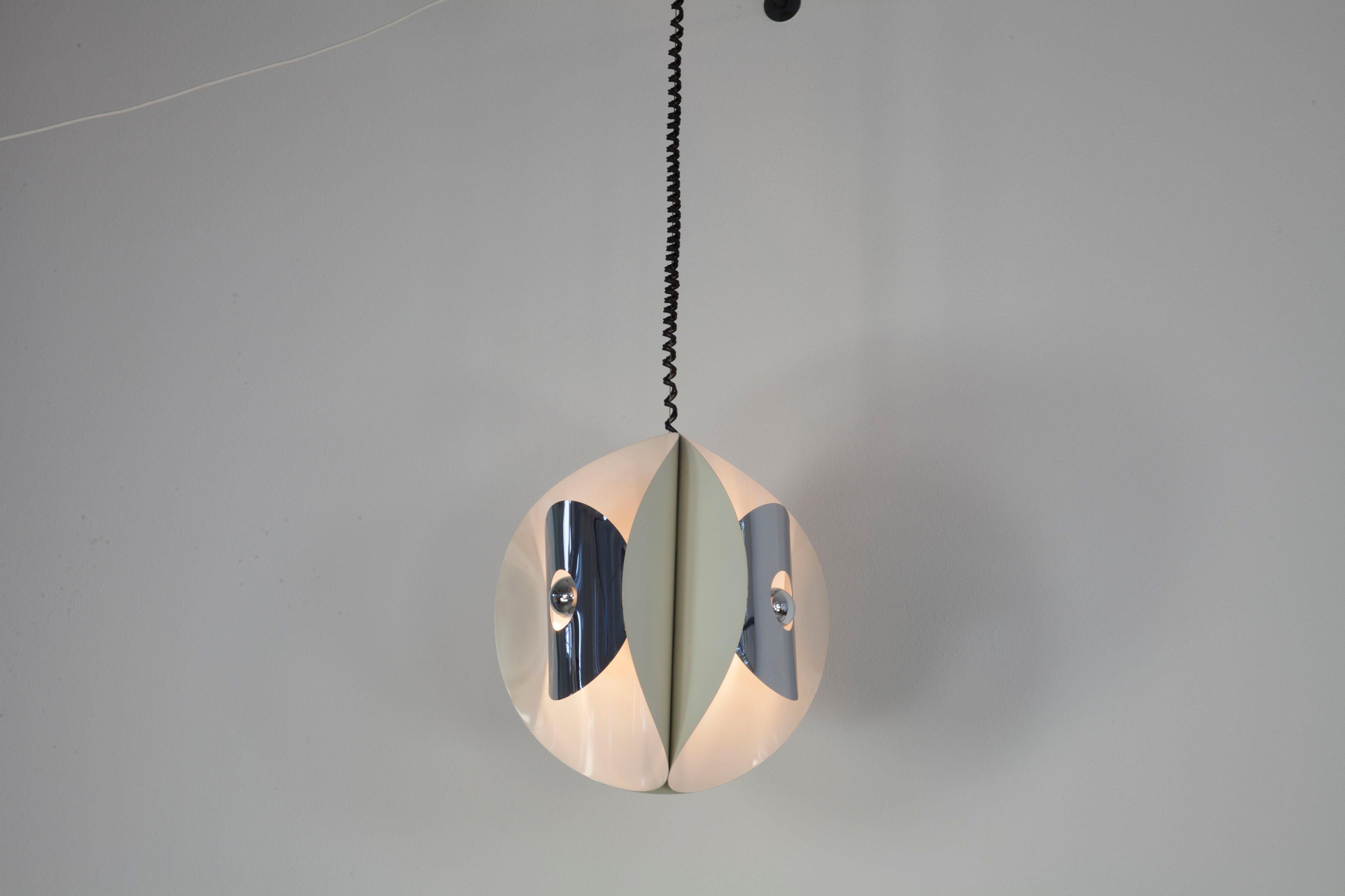 Pendantlamp with white painted metal & chrome shades, Gioffredo Reggiani, 1970s In Good Condition For Sale In Wolfurt, AT