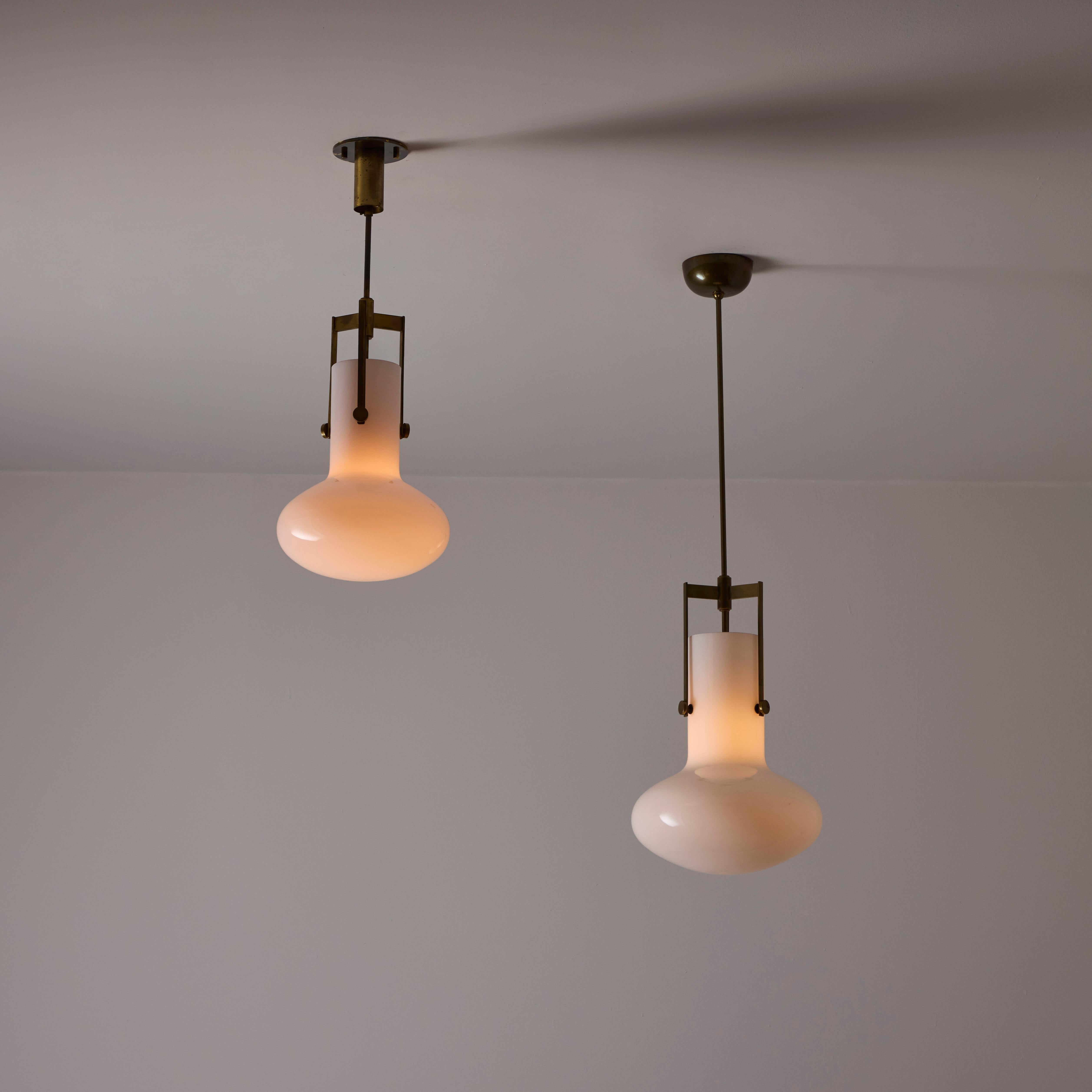 Plafonniers d'Ignazio Gardella pour Azucena. Conçue et fabriquée en Italie, en 1958. Diffuseur en verre opalin avec armature en laiton patiné. Câblée aux normes américaines. Verrière d'origine avec plaque de plafond en laiton sur mesure. Contient