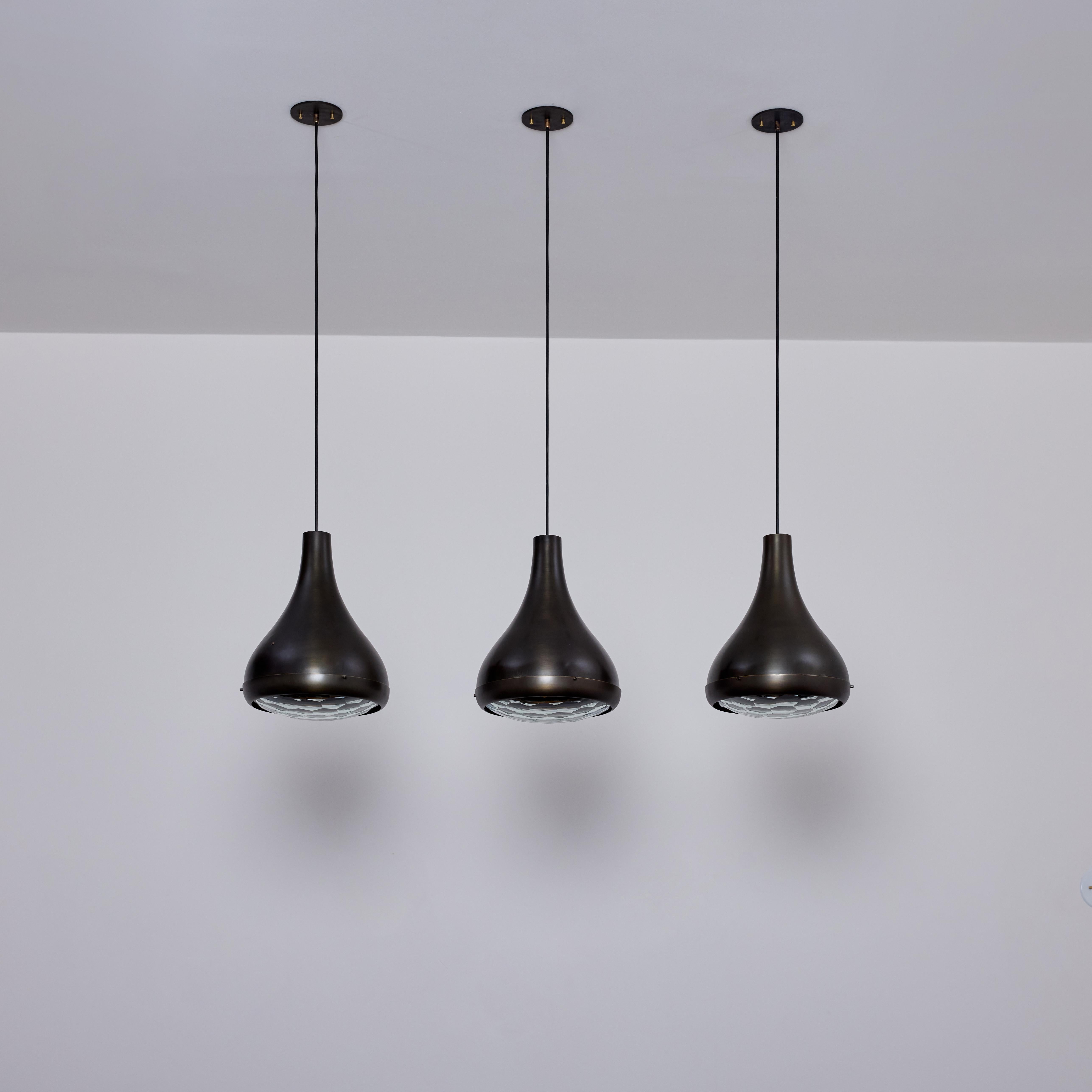 Ciondoli di Lumen (IT, c. 1970)

Pendente scanalato con finitura in bronzo, composto da uno splendido diffusore inferiore in vetro tagliato e da un secondo diffusore interno in vetro piatto, che sfrutta l'illuminazione per ottenere un sottile