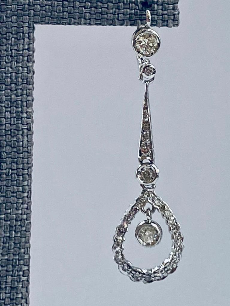 Pendant diamonds and white gold (18k) earrings. The central diamond is circa 0,45 carat (each), it is natural, clarity VVS1/VVS2, color G. In total there is approximatively 1.35 carat of diamonds. Total weight 5.50 g. Overall in good condition. 