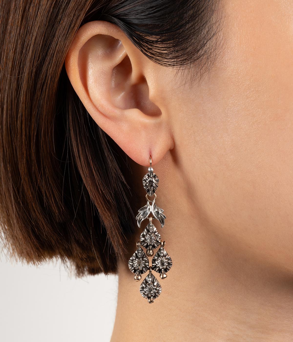 Pendants d'oreilles anciens d'origine provençale en argent et or rose 18 carats (750 millièmes) début 19ème siècle, ornés de diamants table. 

Poids total du bijou : 14,84 g environ.
Altura 5,6 cm.
Poinçon hibou.
Quatre diamants présentent des