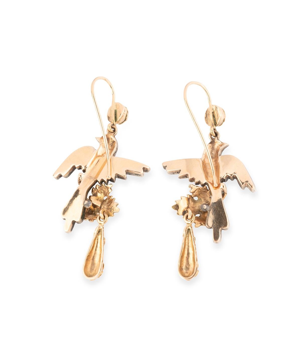 Pendants d'oreilles fin du 19ème siècle en forme d'oiseau en perles et rubis In Good Condition For Sale In PARIS, FR