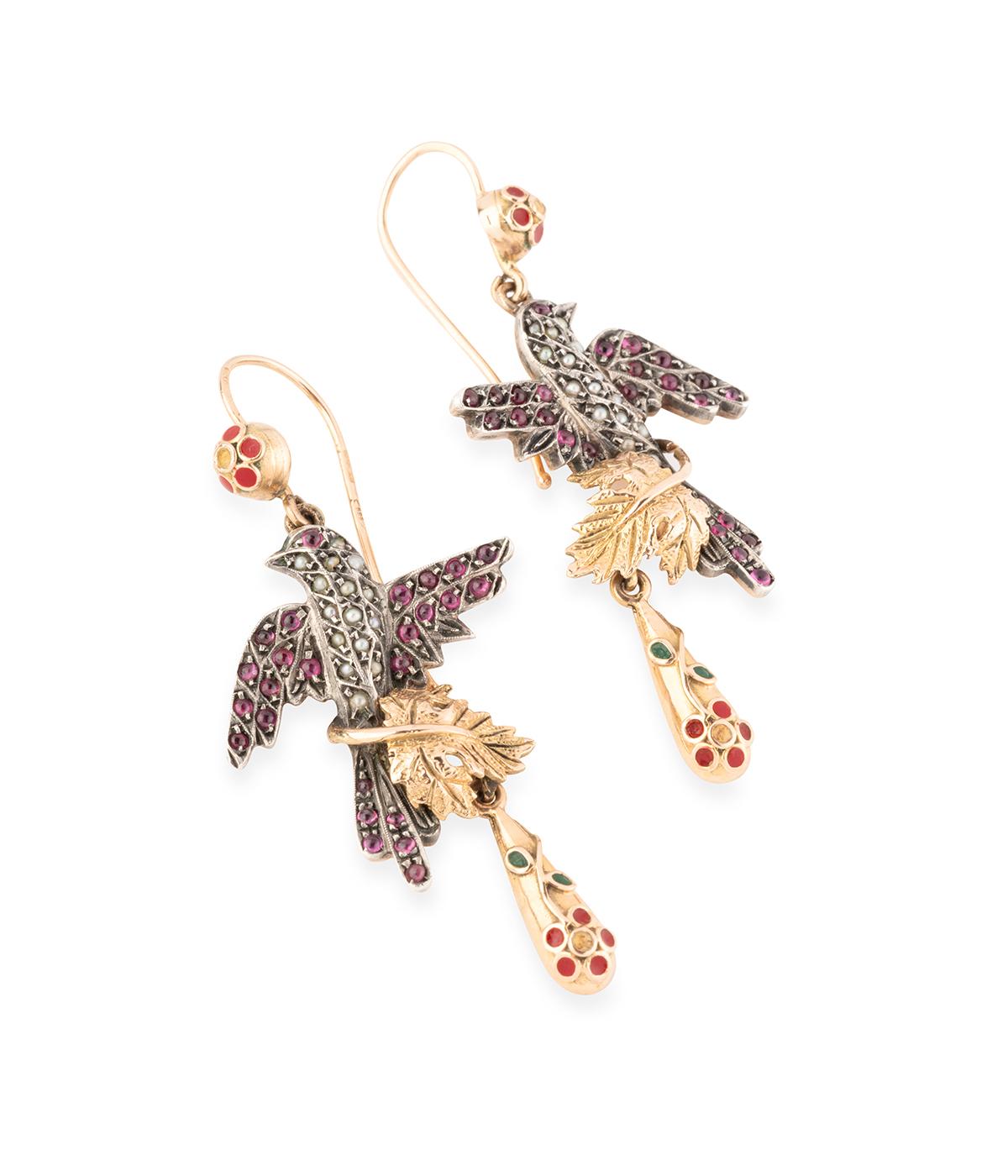 Women's or Men's Pendants d'oreilles fin du 19ème siècle en forme d'oiseau en perles et rubis For Sale
