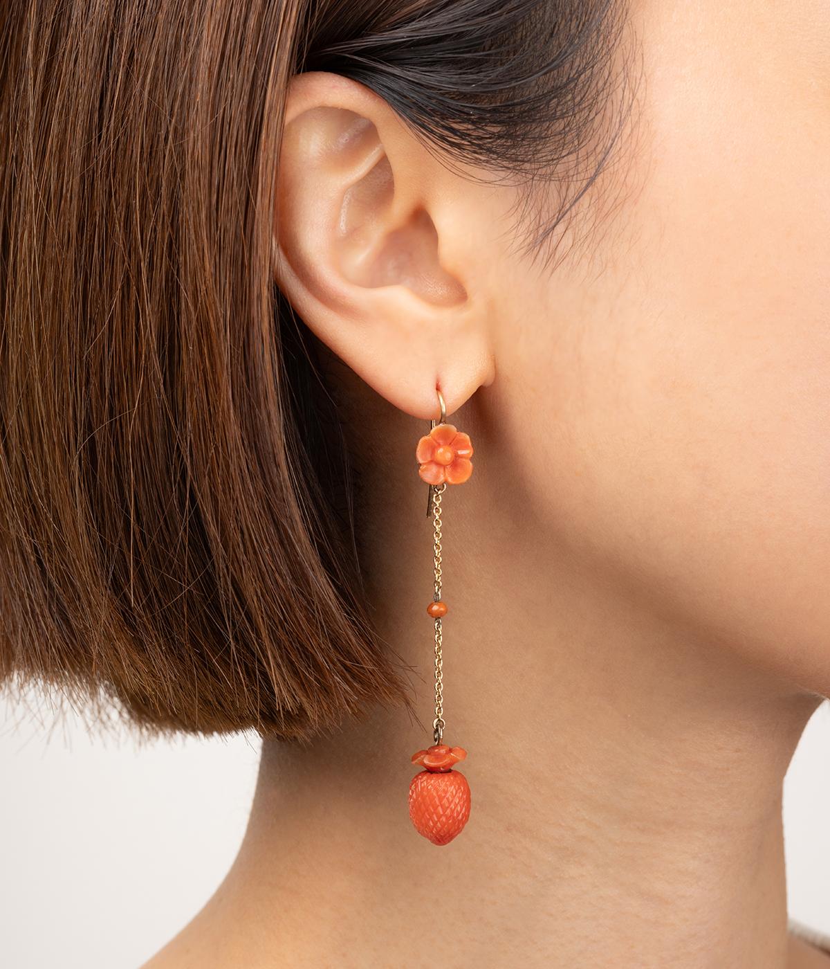 Ciondoli d'oreilles Napoléon III en or 18 carats (750 millièmes). Sono costituiti da un getto di corallo che si chiude in una catena con un secondo getto di corallo e un bocchettone.

Poids total du bijou : 6,3 g.
Hauteur 7 cm.
Poinçon tête