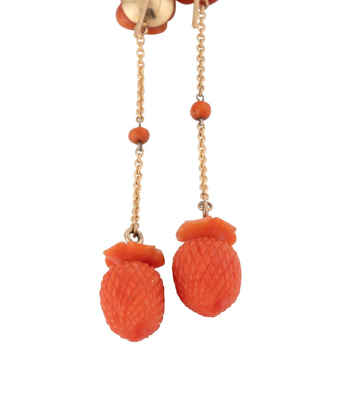 Taglio misto Boucles d'oreilles longues époque Napoléon III en corail in vendita