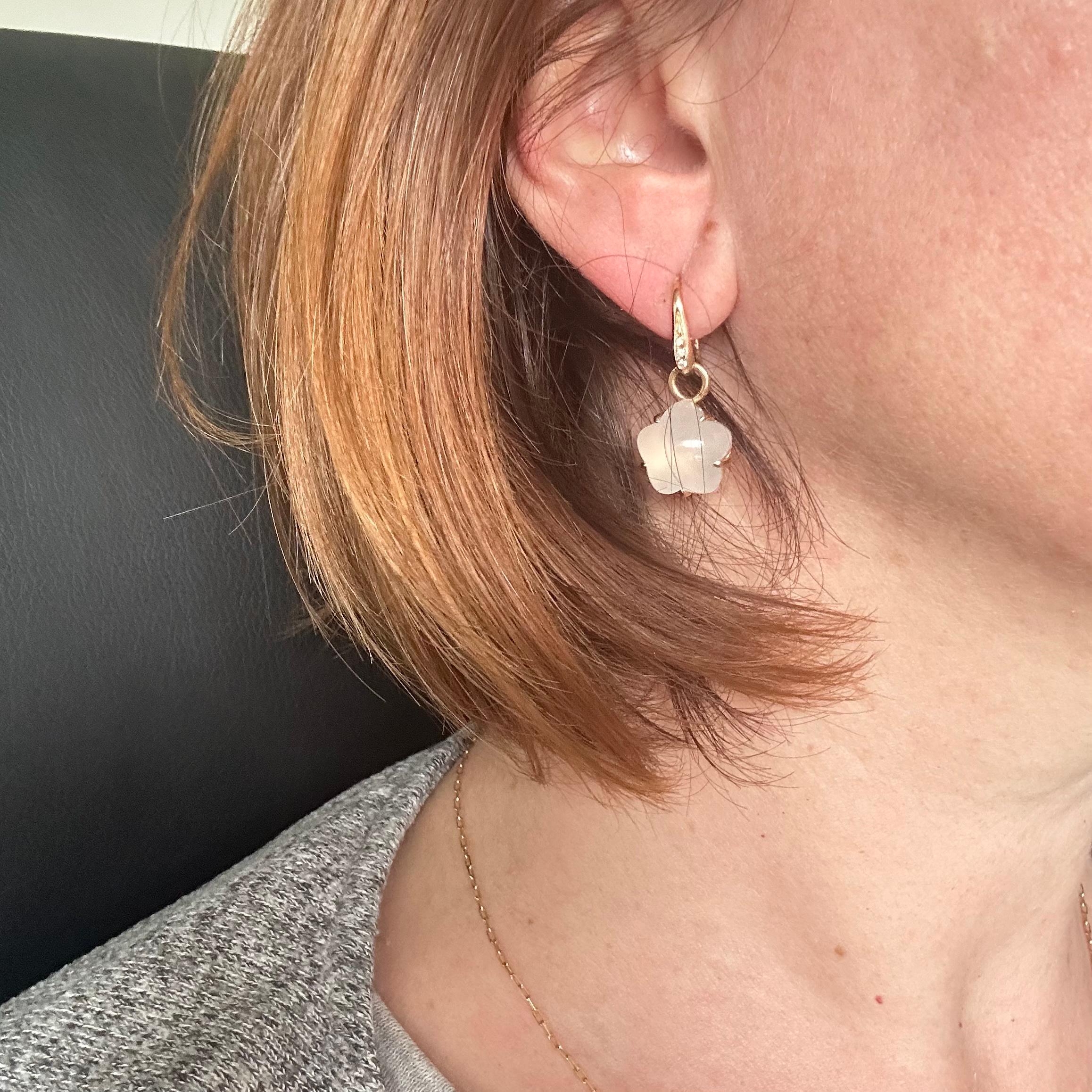 Ces pendants d'oreilles quartz roses en or 18 carats d'occasion sont un véritable bijou de luxe. Sie werden mit großer Sorgfalt hergestellt und bestehen aus Rosenquarz in Form von Steinen und funkelnden Diamanten.

Die Anhänger sind 3 Zentimeter