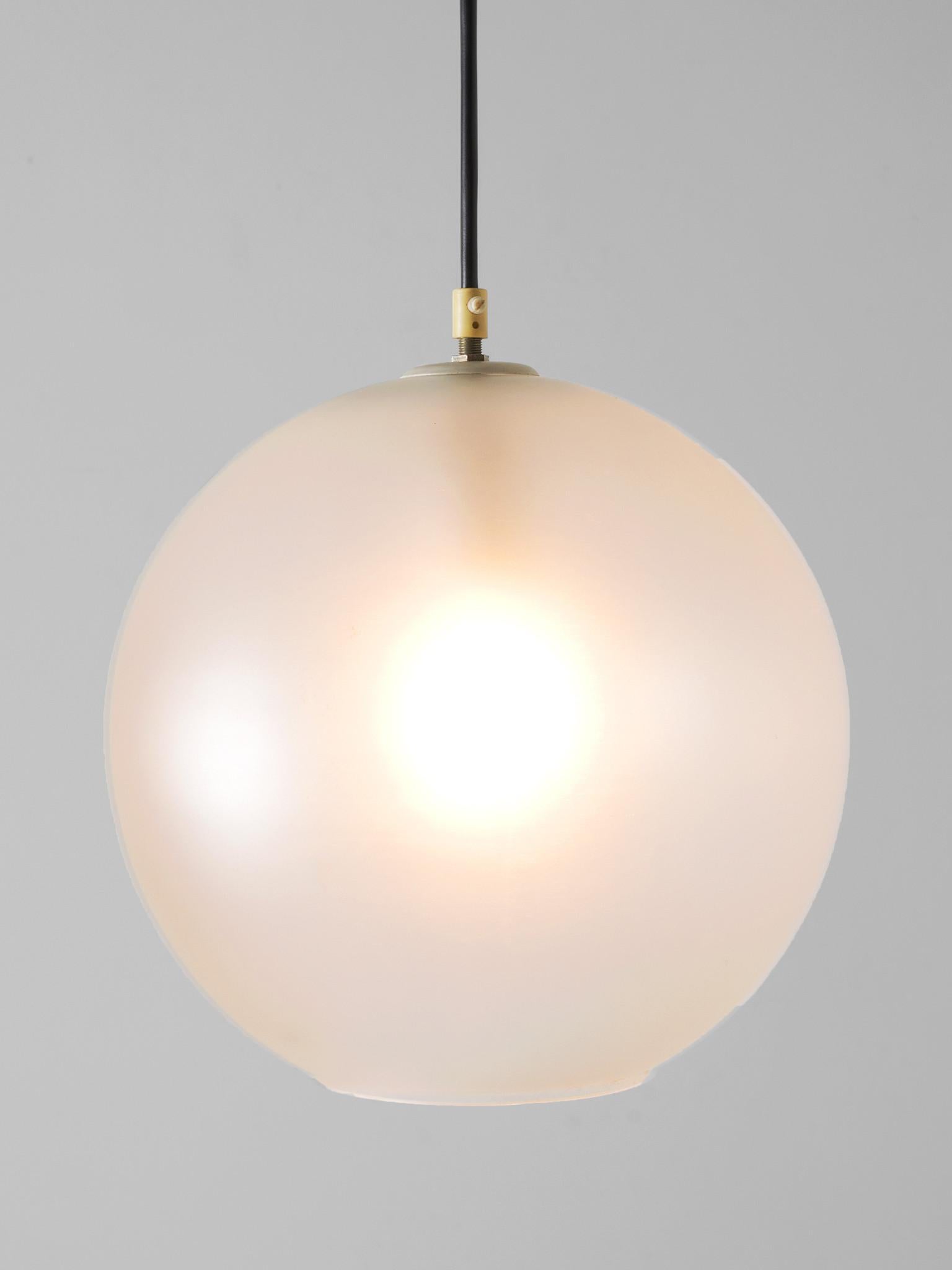 Pendentifs en verre satiné en vente 3