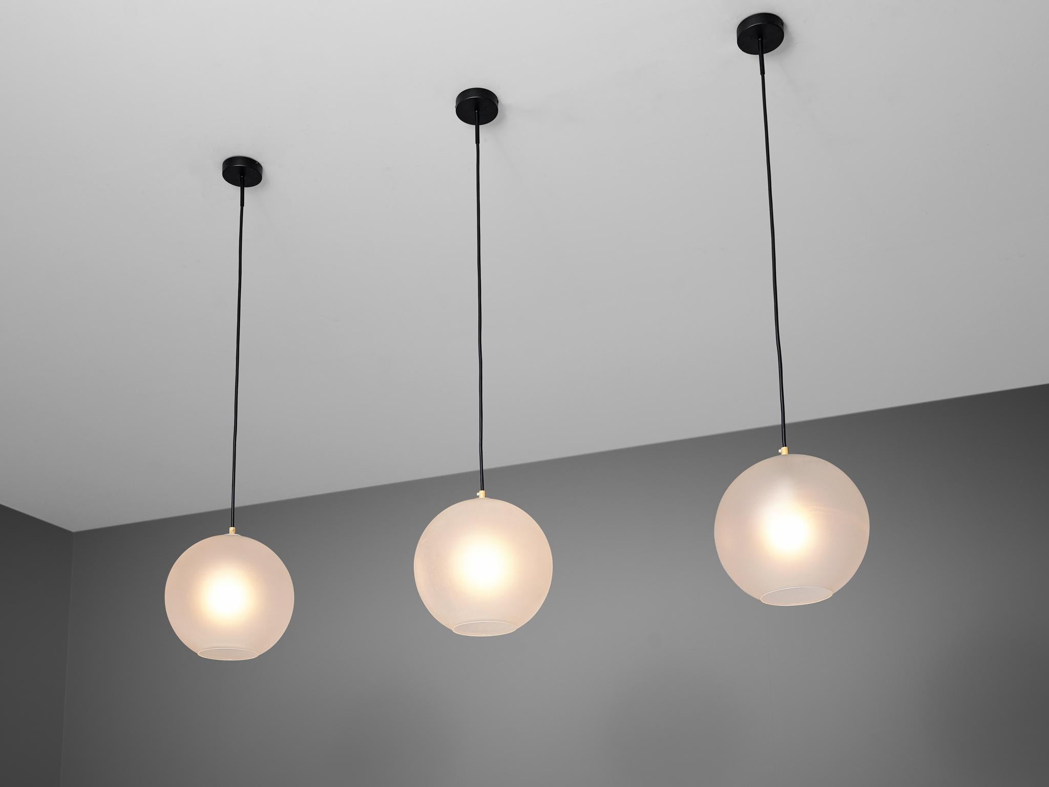 Pendentifs, verre satiné, métal, Europe, années 1970.

Cet ensemble de lampes à suspension d'ambiance est composé d'un globe en verre dépoli avec une ouverture ronde en dessous. Il en résulte une lumière douce et agréable qui crée une ambiance