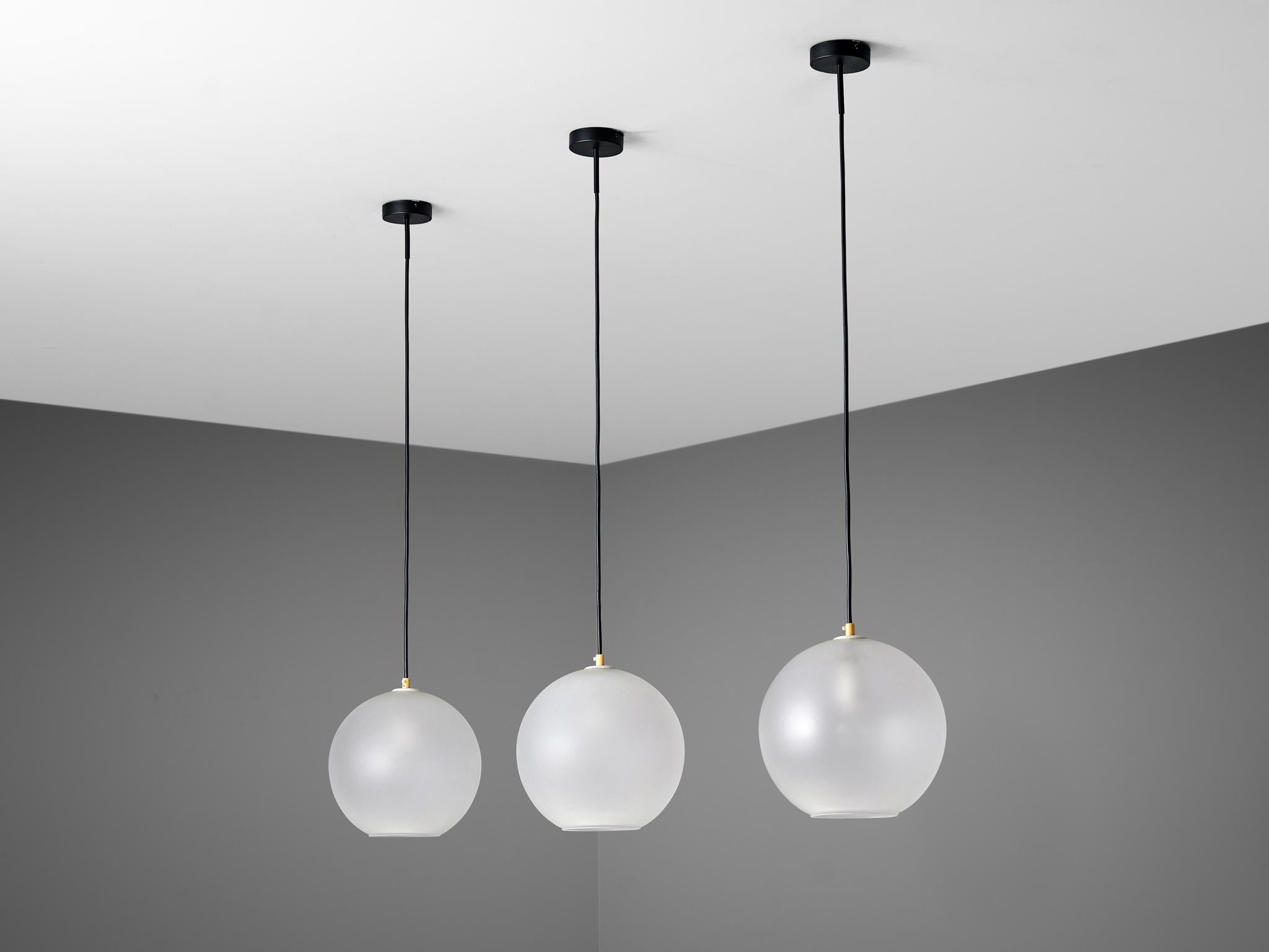 Mid-Century Modern Pendentifs en verre satiné en vente