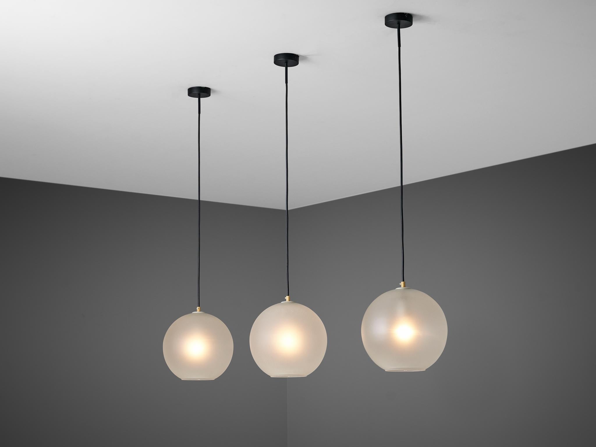 Européen Pendentifs en verre satiné en vente
