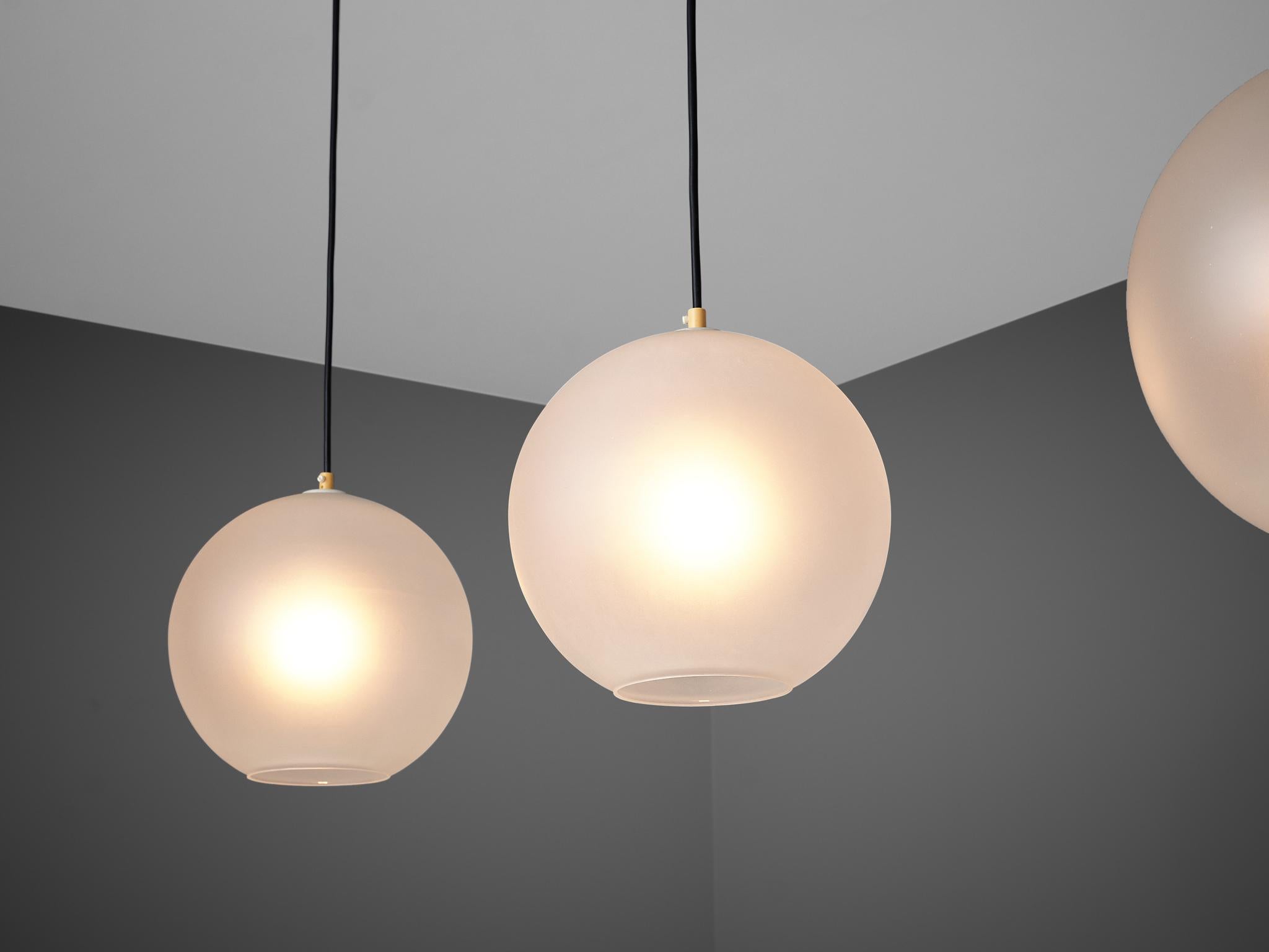 Aluminium Pendentifs en verre satiné en vente