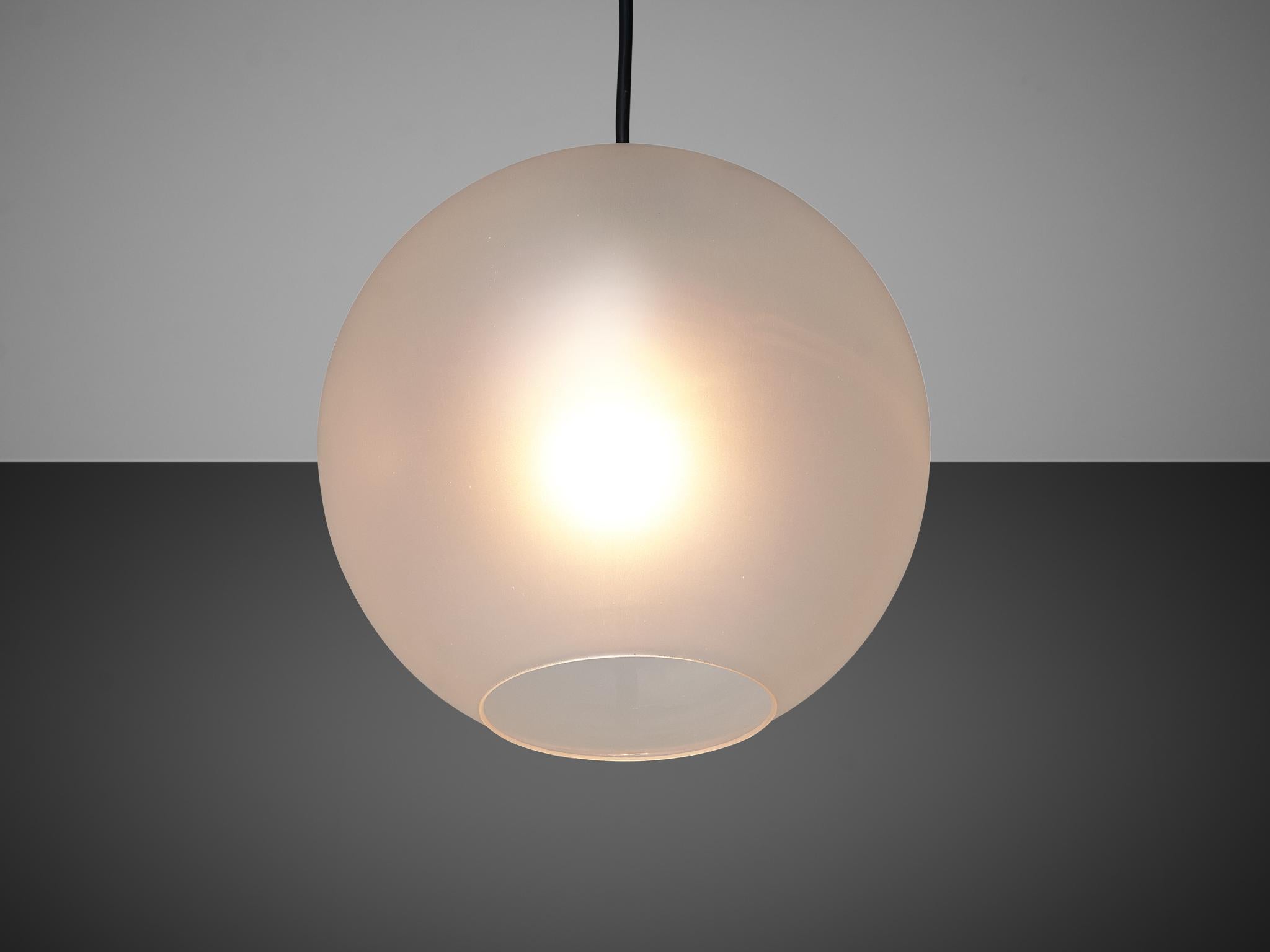 Pendentifs en verre satiné en vente 1