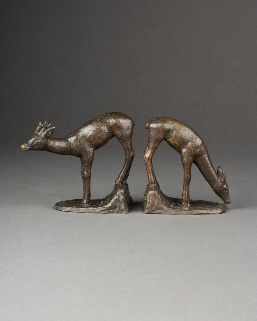 Pendentifs d'un couple de cerfs et de daims en bronze patiné brun foncé
Porte une marque de fonderie non identifiée et une écriture peut-être 