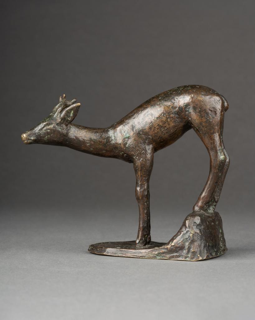 Patiné Pendentifs du début du C.I.C. Bronzes patinés au cerf et à la queue de daim en vente