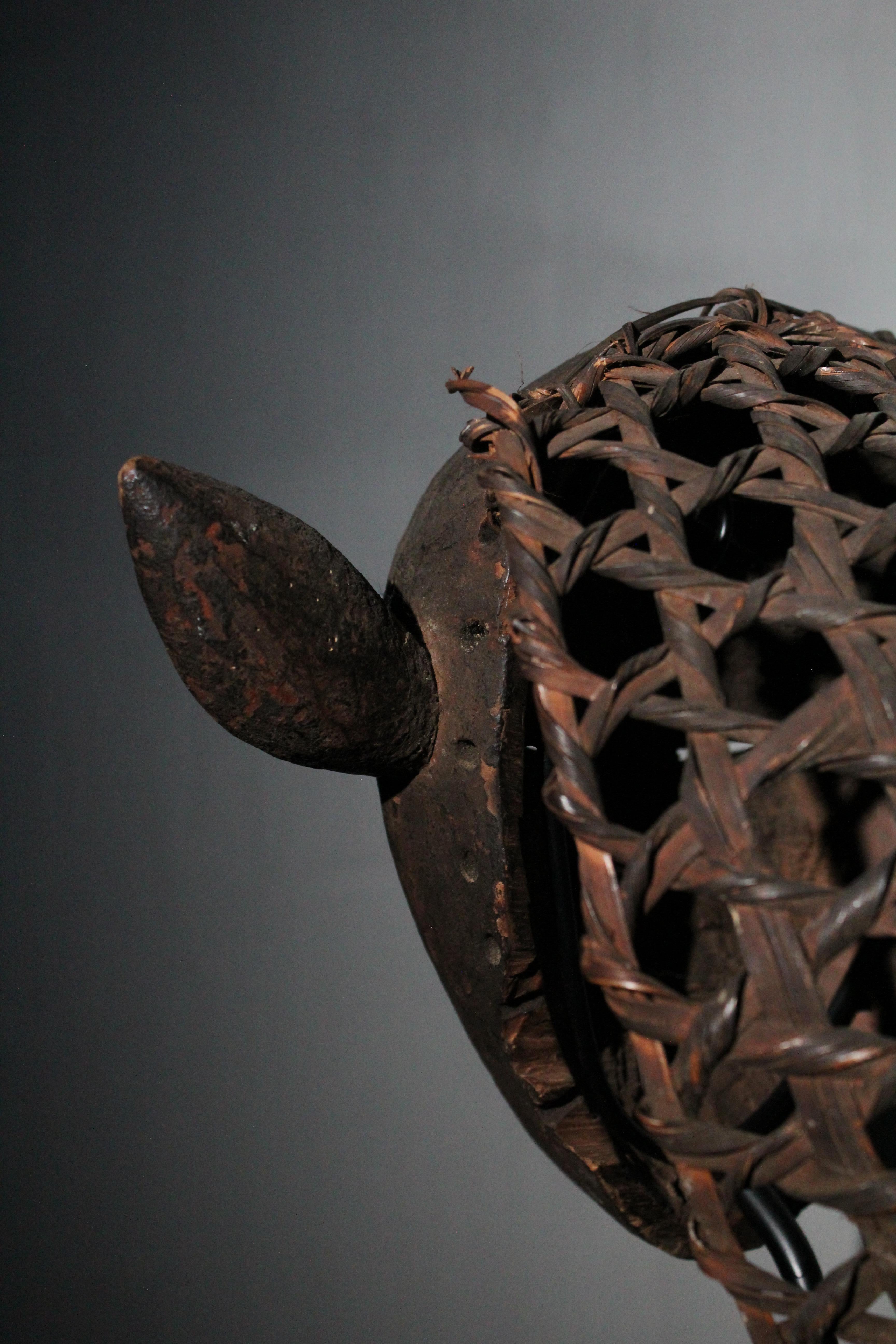 Authentische Pende-Maske aus der Demokratischen Republik Kongo. Panya ngombe, das anthropozo-morphe Gesicht mit länglichen Schlitzaugen, kurzer überhängender Stirn, schmaler Nase und geschnitztem, rechteckigem Mund. Dreieckige Motive am Rande.