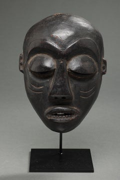 Pende oder Kwese Schwarzes Holz Kleine Maske Schwere Augenlider Zähne, DRC Afrika