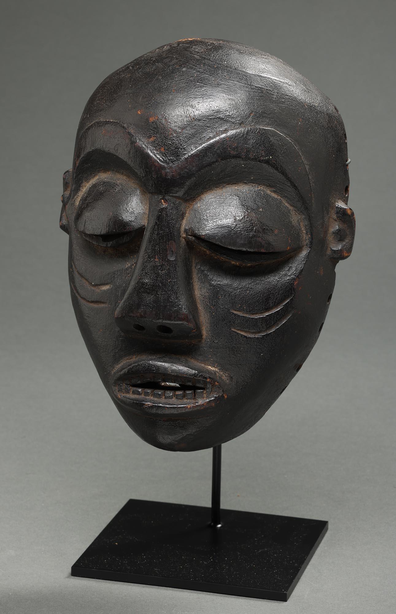 Tribal Pende ou Kwese Petit masque en bois noir paupières lourdes dents, RDC Afrique en vente