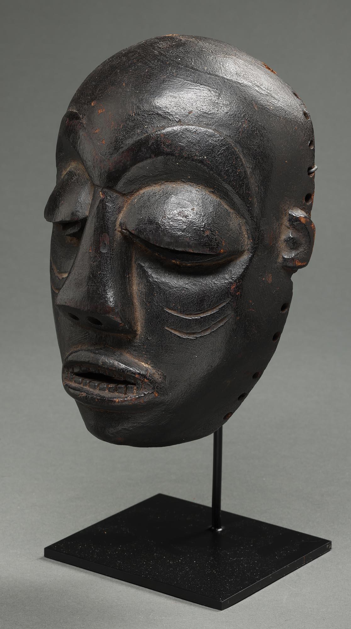 Sculpté à la main Pende ou Kwese Petit masque en bois noir paupières lourdes dents, RDC Afrique en vente