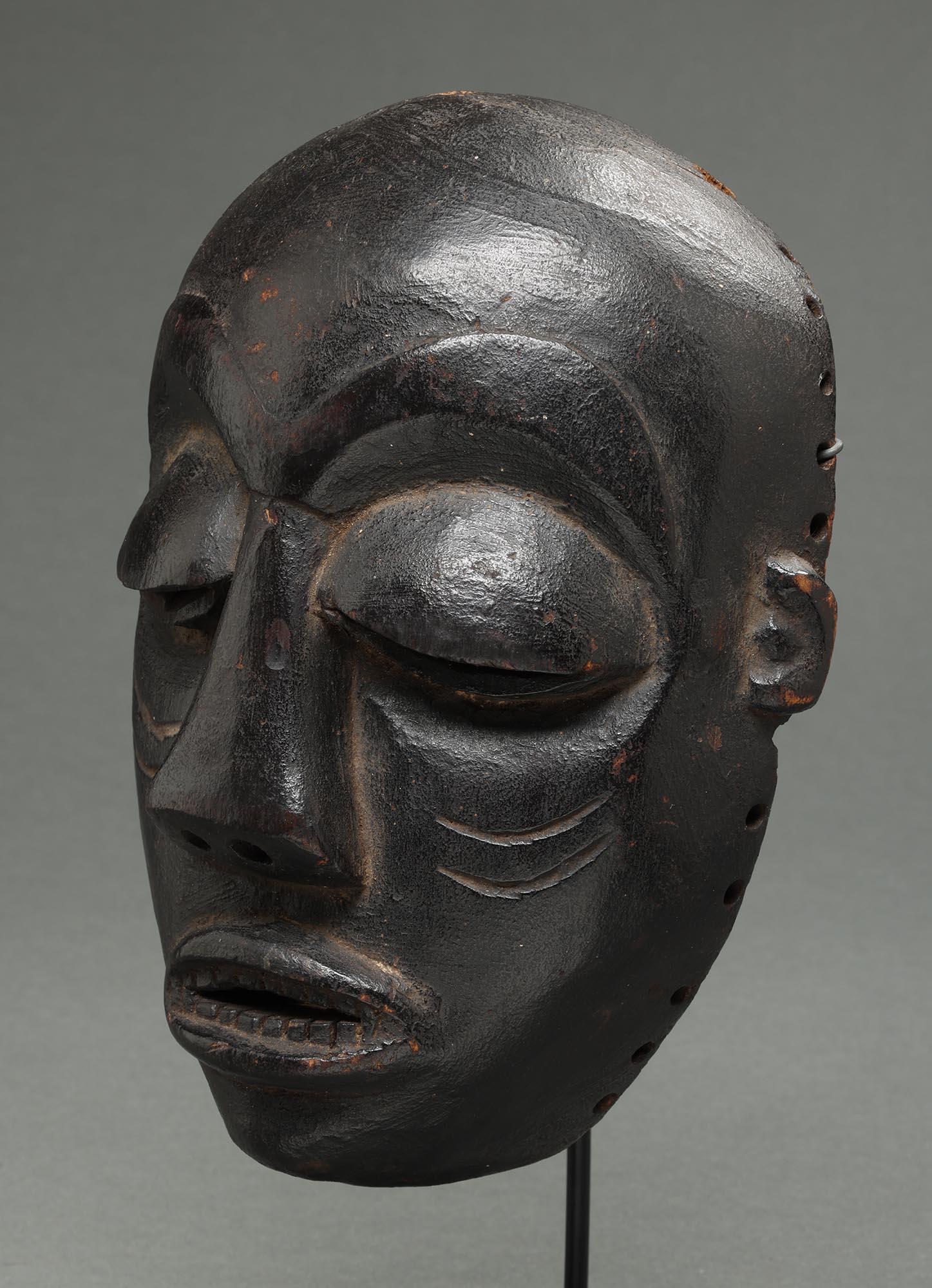 Pende ou Kwese Petit masque en bois noir paupières lourdes dents, RDC Afrique Abîmé - En vente à Point Richmond, CA