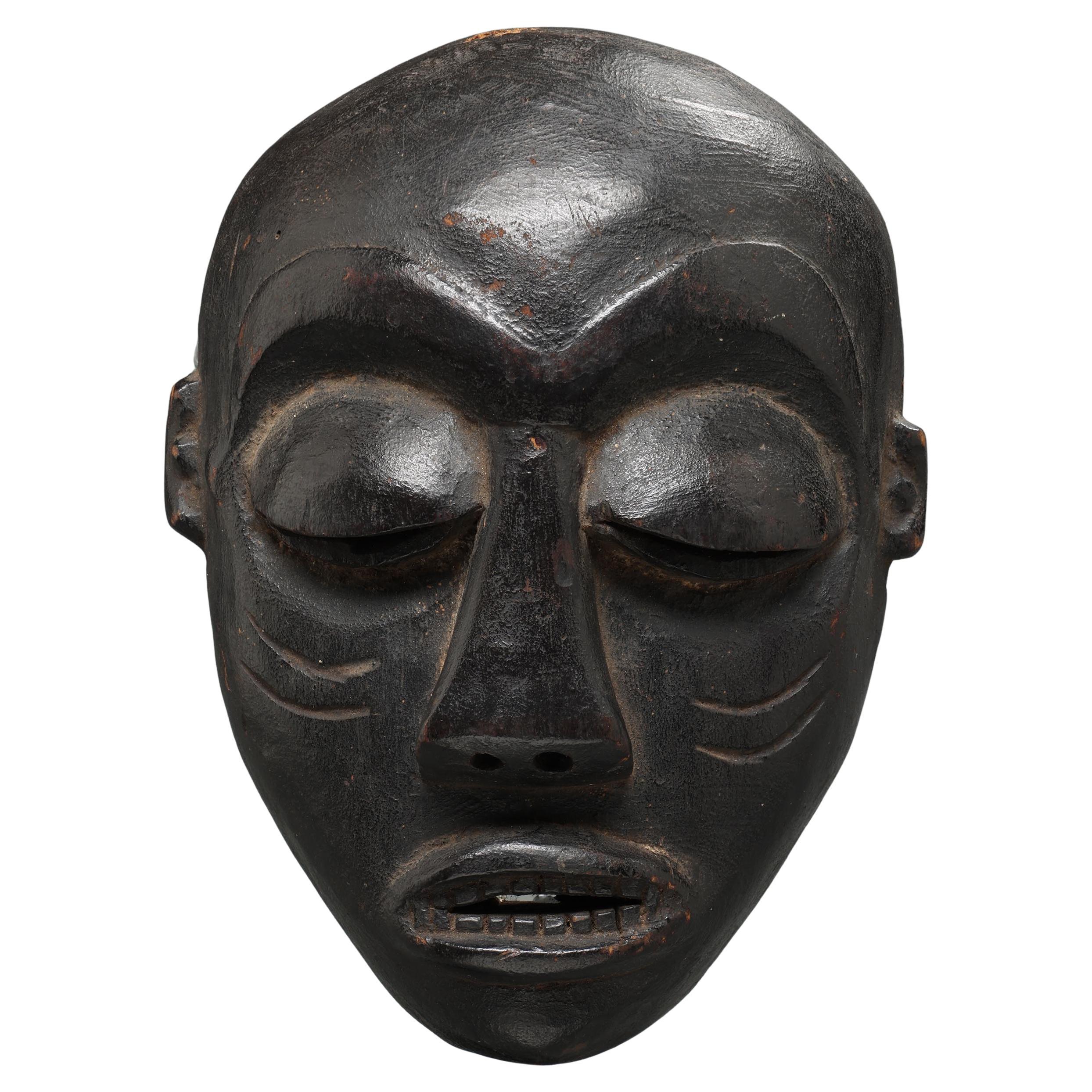 Pende ou Kwese Petit masque en bois noir paupières lourdes dents, RDC Afrique