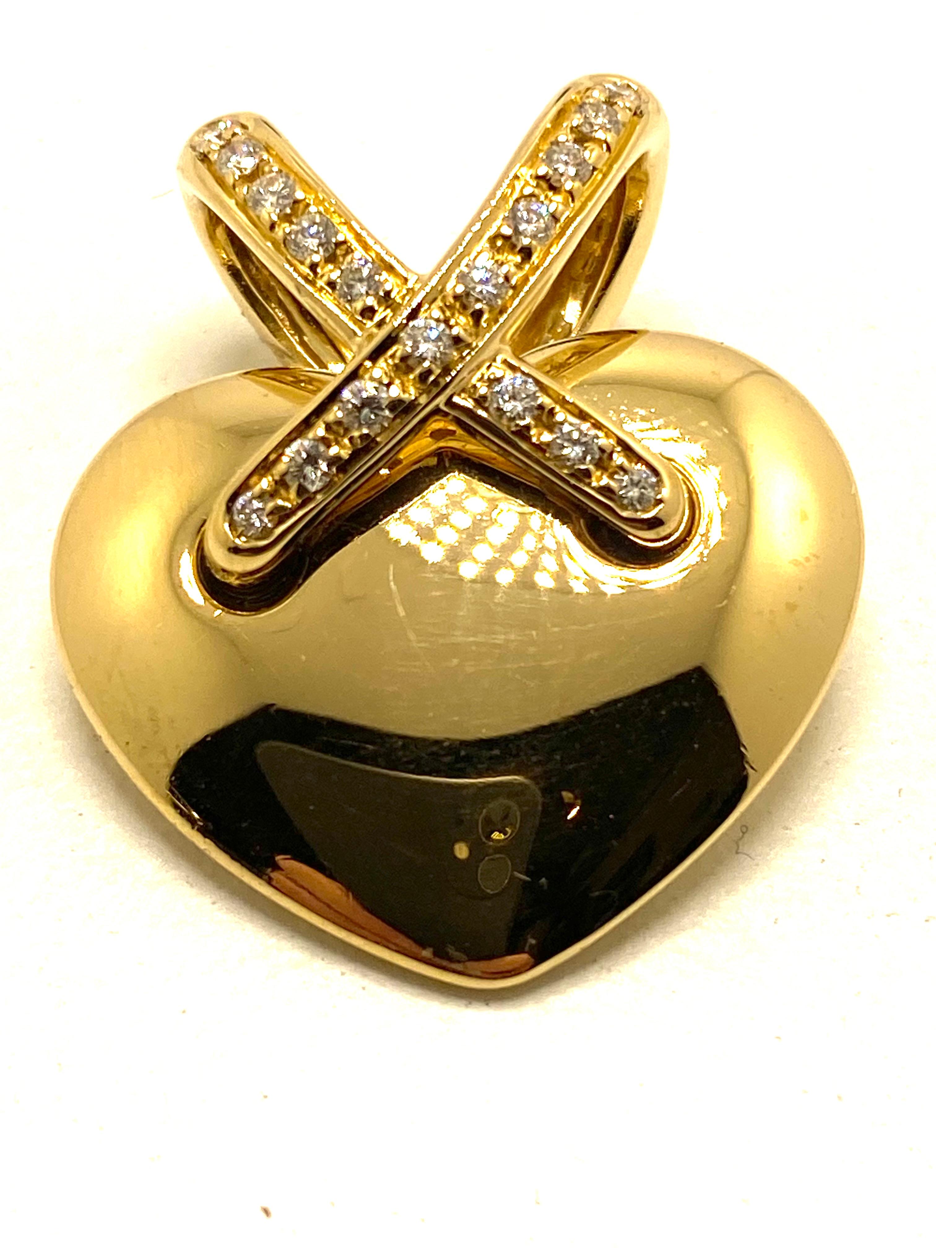 Brilliant Cut Chaumet Heart gold and Diamonds pendant For Sale