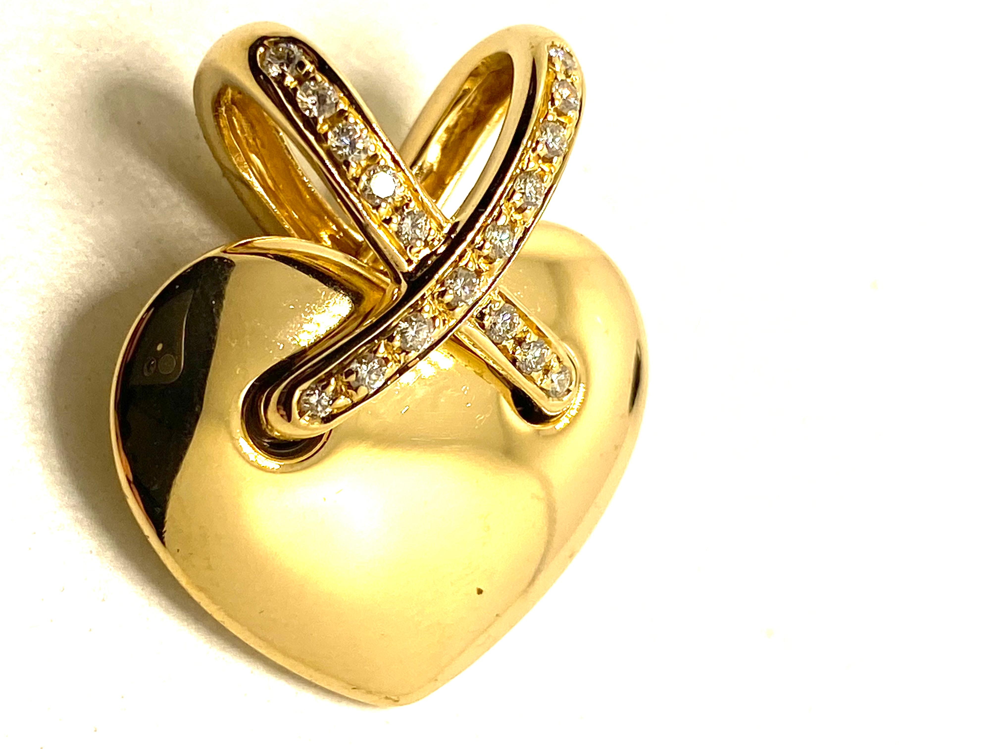 Women's Chaumet Heart gold and Diamonds pendant For Sale