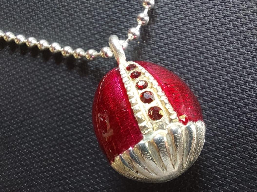 The “Fabergè Style” Silver pendent is part of our Work of Art  -Jewellery collection.
This Jewel is handcrafted completely by Workmaster Fabergé Stefano Vigni, who created the piece, chiselled and enameled its surface.
There are two variants of this