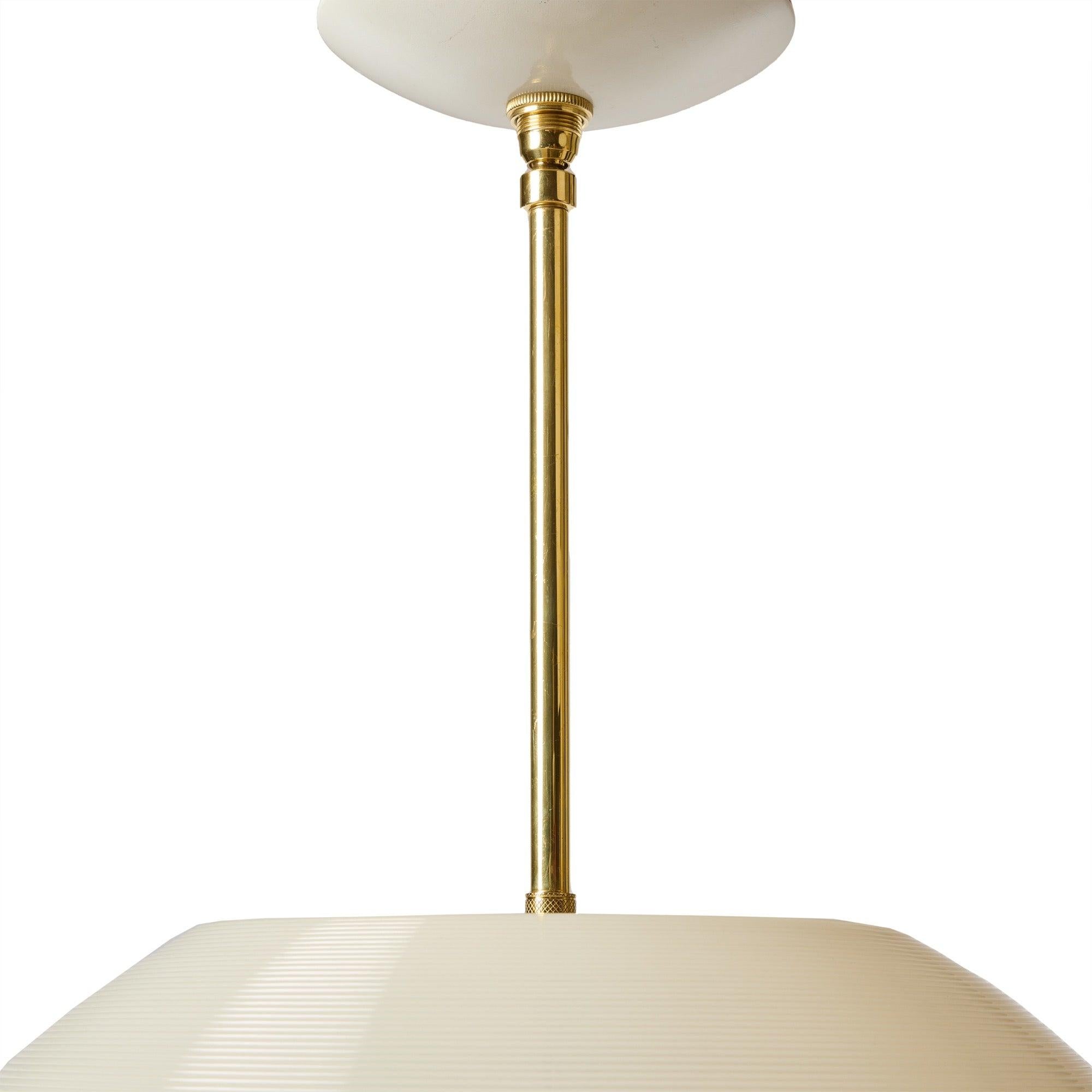 Una lampada a sospensione realizzata con corde di plastica continue che si intrecciano in un apparecchio da soffitto sferico. Il Corde bianco offre una luce calda quando si accende.