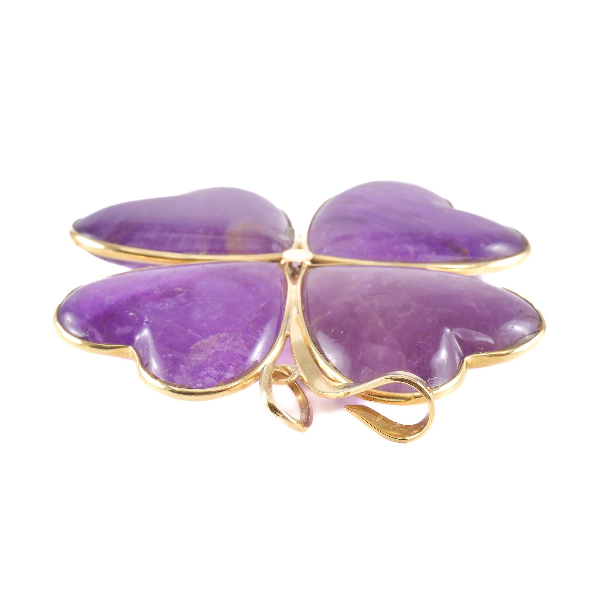 Taille cabochon Pendentif trèfle en or avec améthystes en vente