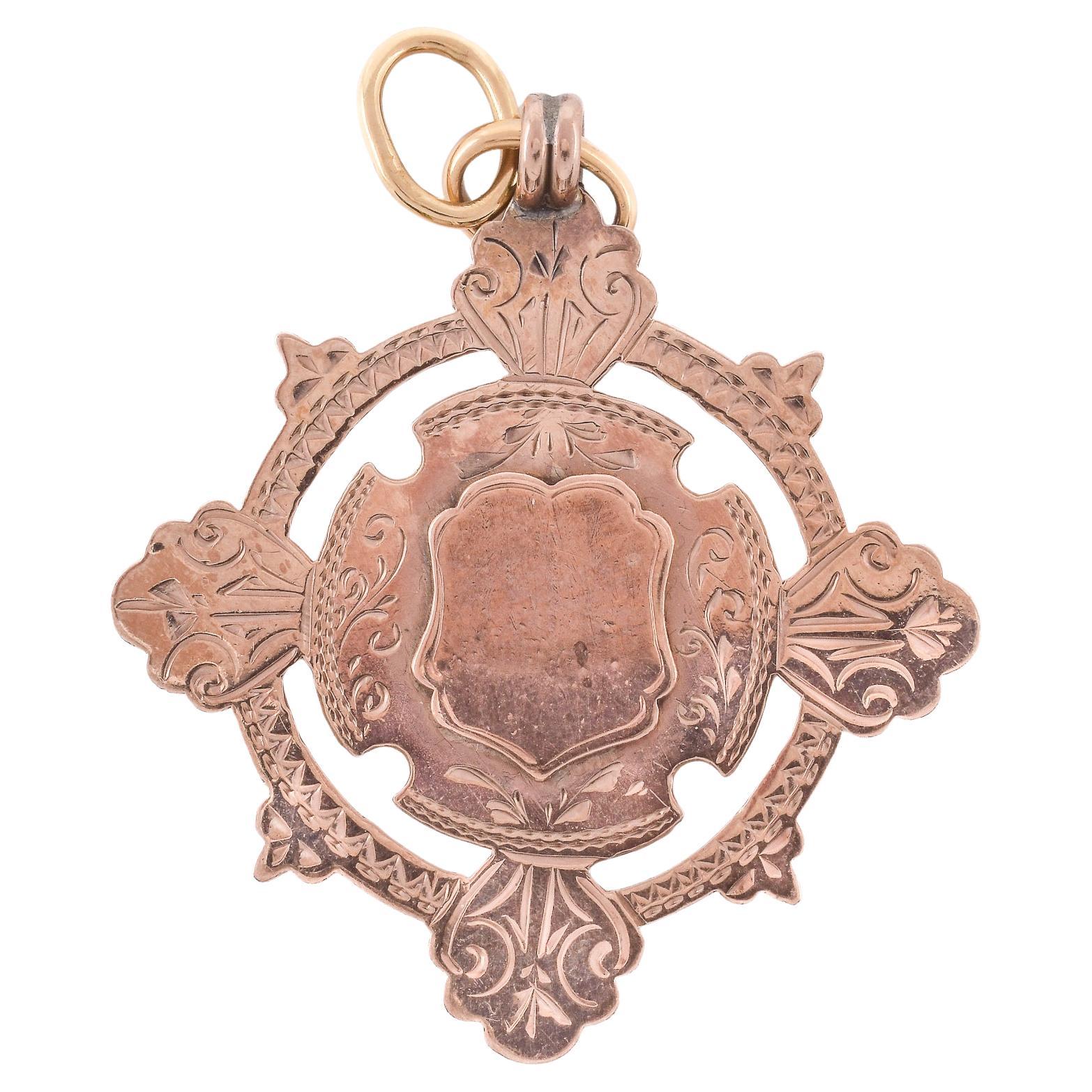 Pendentif en or rose avec armoiries en vente