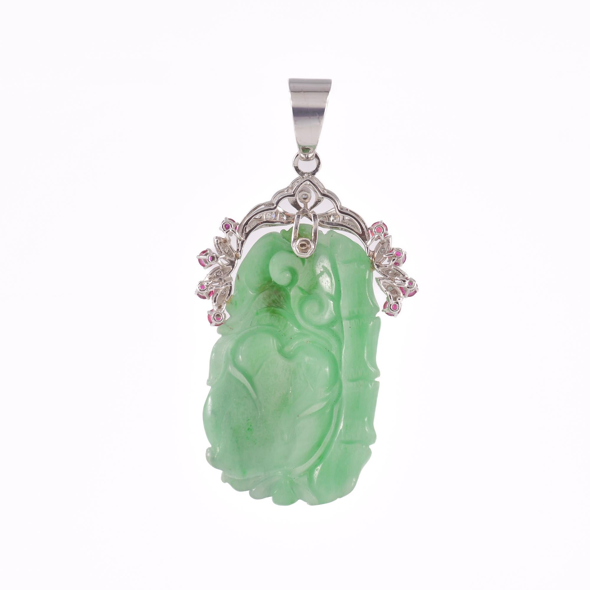 ANALYSE GEMMOLOGIQUE
Pendentif en or blanc 18 carats (750/1000), composé d'un bas-relief en jade surmonté d'éléments végétaux décorés de diamants naturels et de rubis naturels.
le poids total est de 27,25 grammes.
une description détaillée des